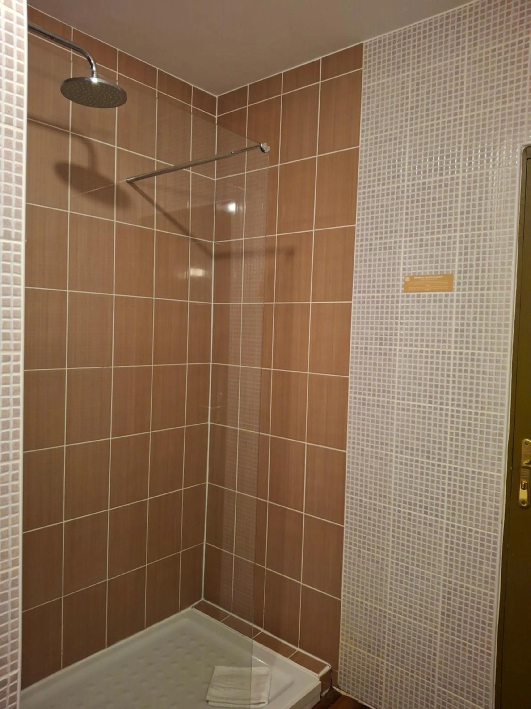 Shower in Hôtel Tour Maje