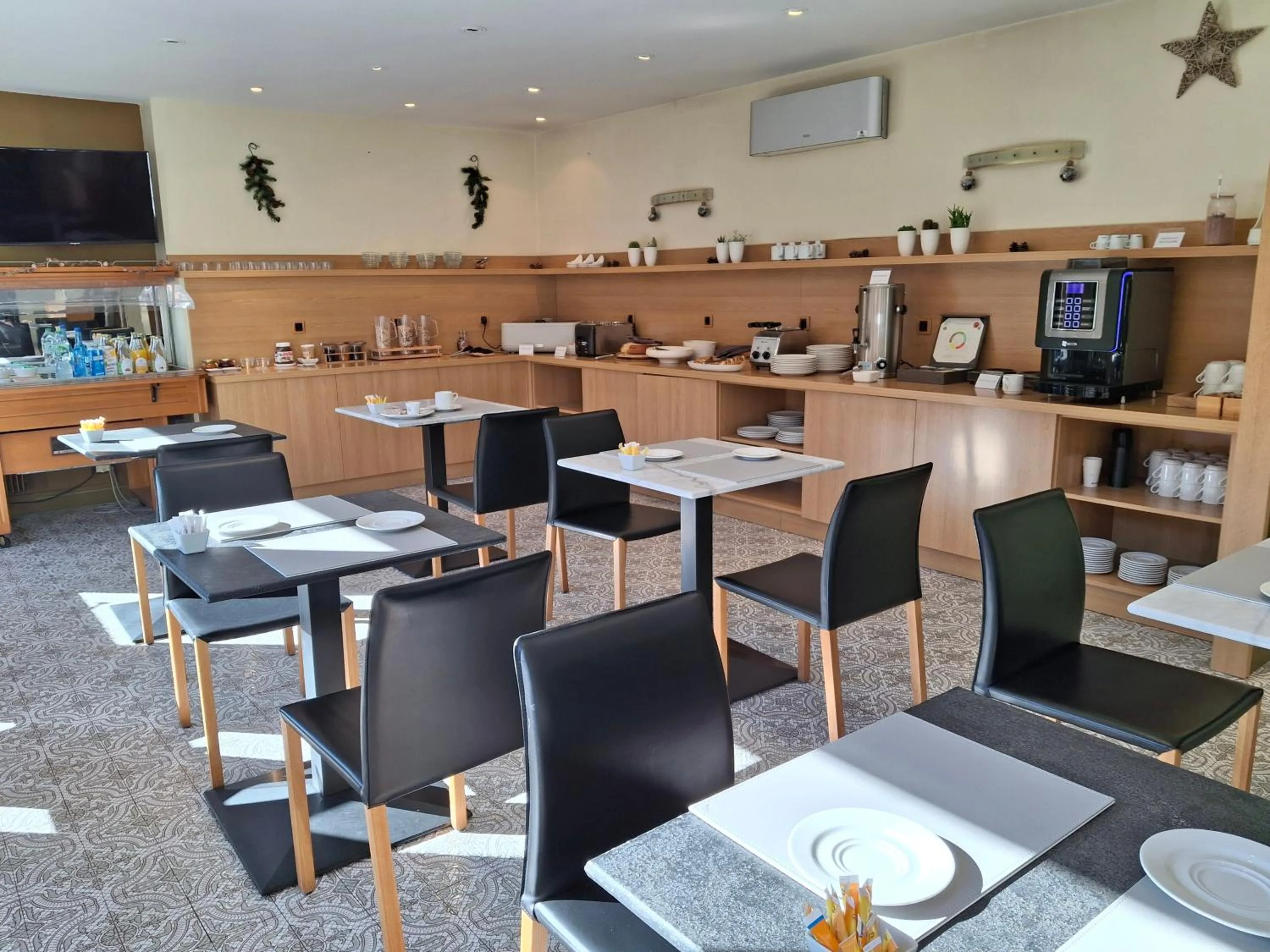 TV and multimedia in Hôtel Tour Maje