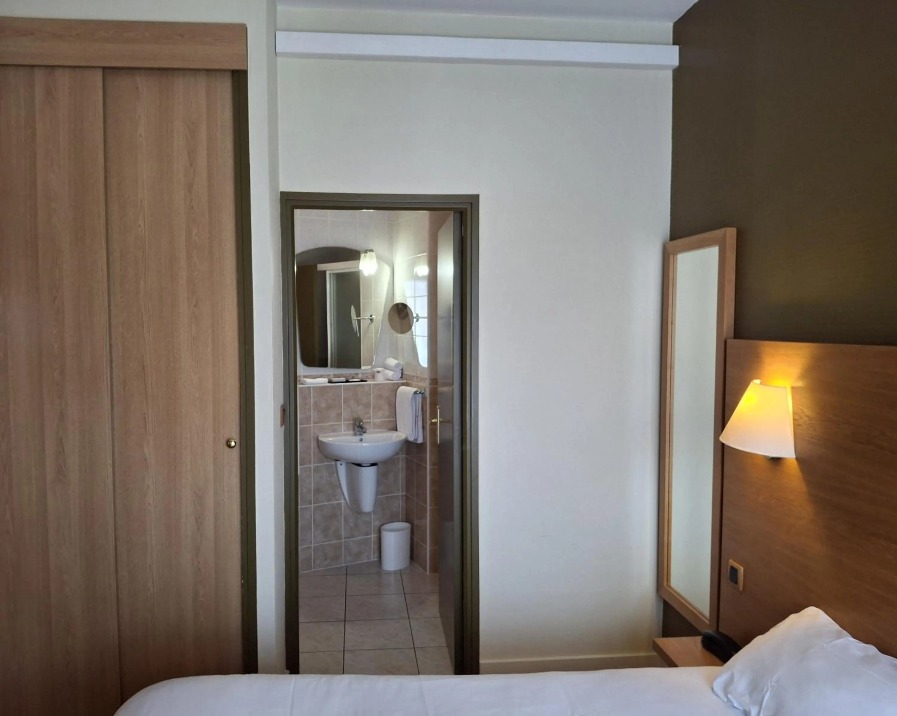 Bathroom, Bed in Hôtel Tour Maje