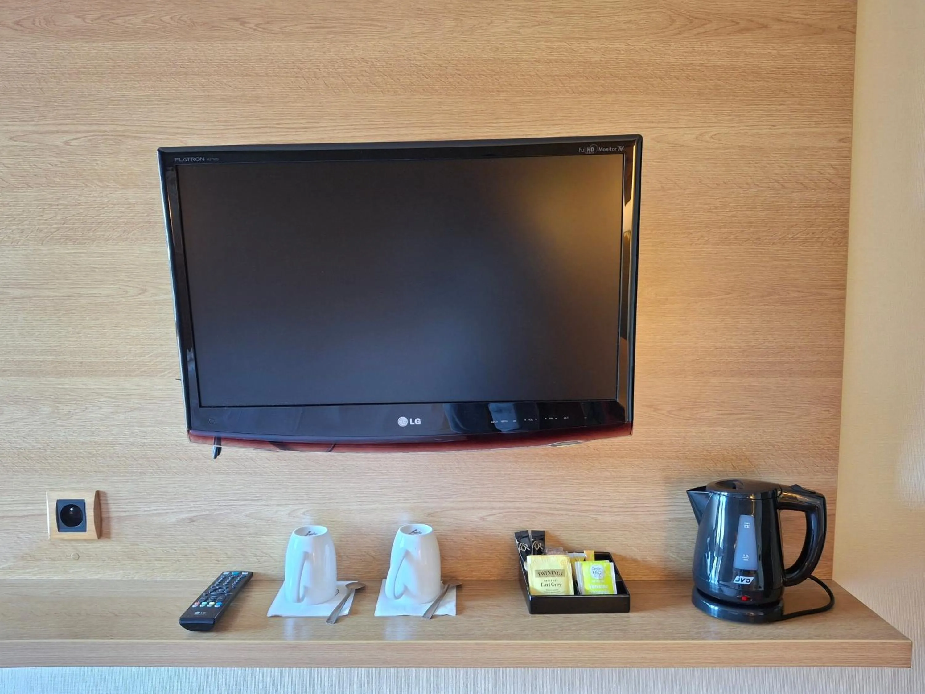 TV and multimedia in Hôtel Tour Maje