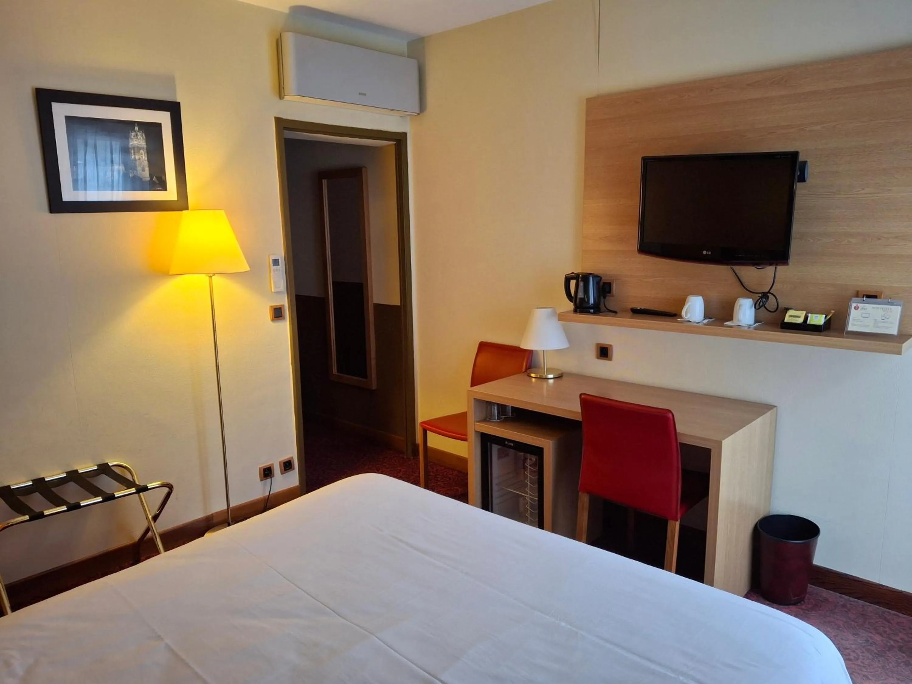 TV and multimedia, Bed in Hôtel Tour Maje