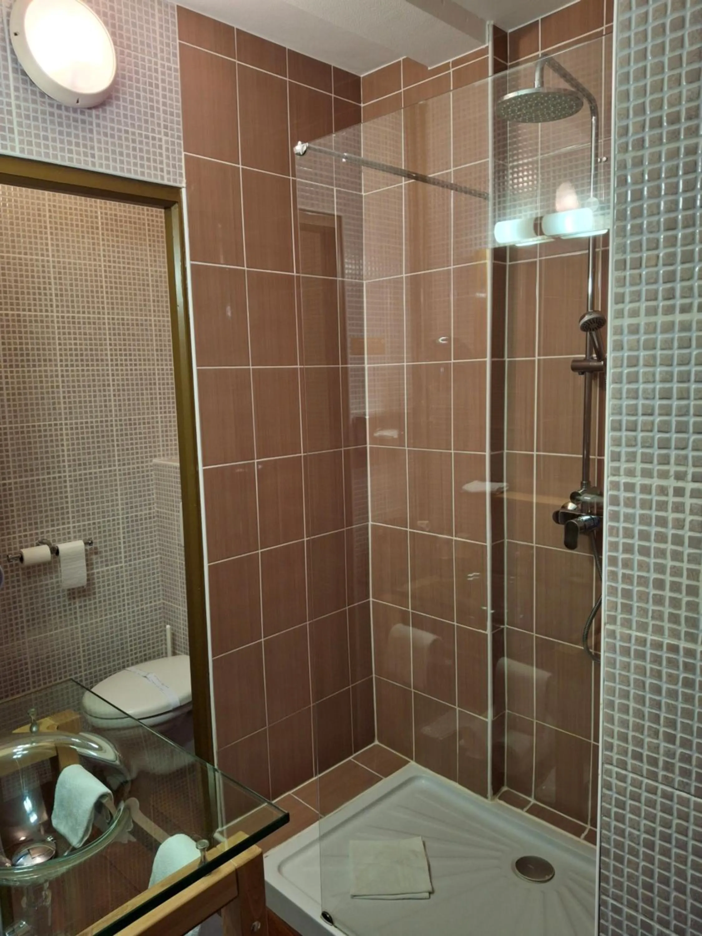 Shower in Hôtel Tour Maje