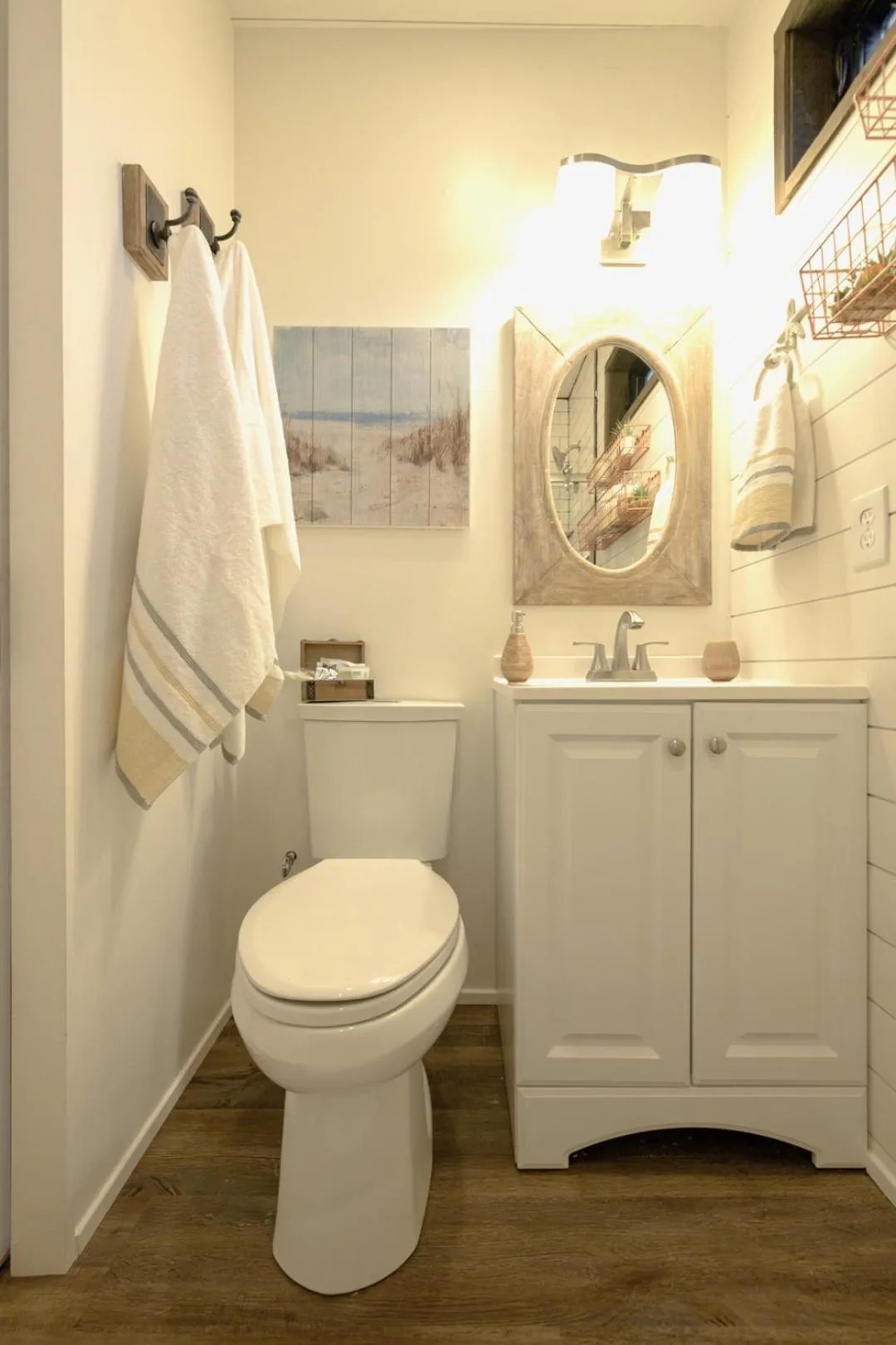 The Shoreline Container Home 12 min to Magnolia Silos and Baylor