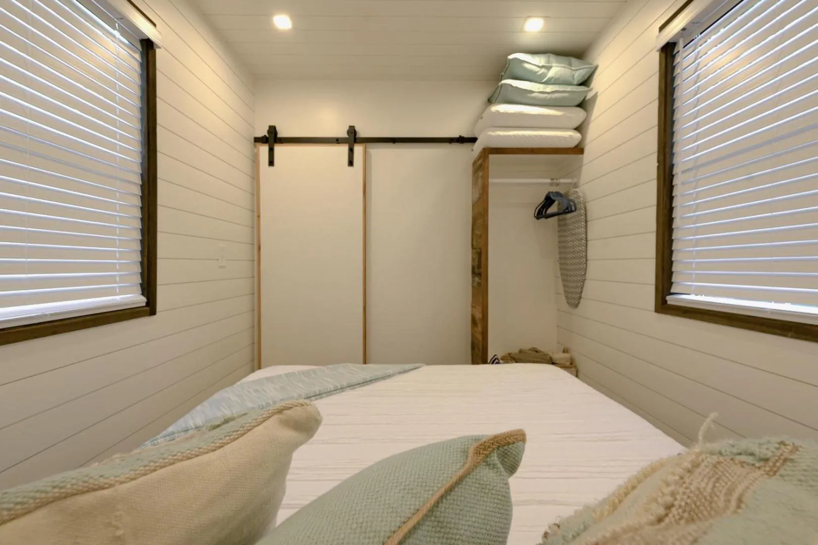 Bed in The Shoreline Container Home 12 min to Magnolia Silos and Baylor