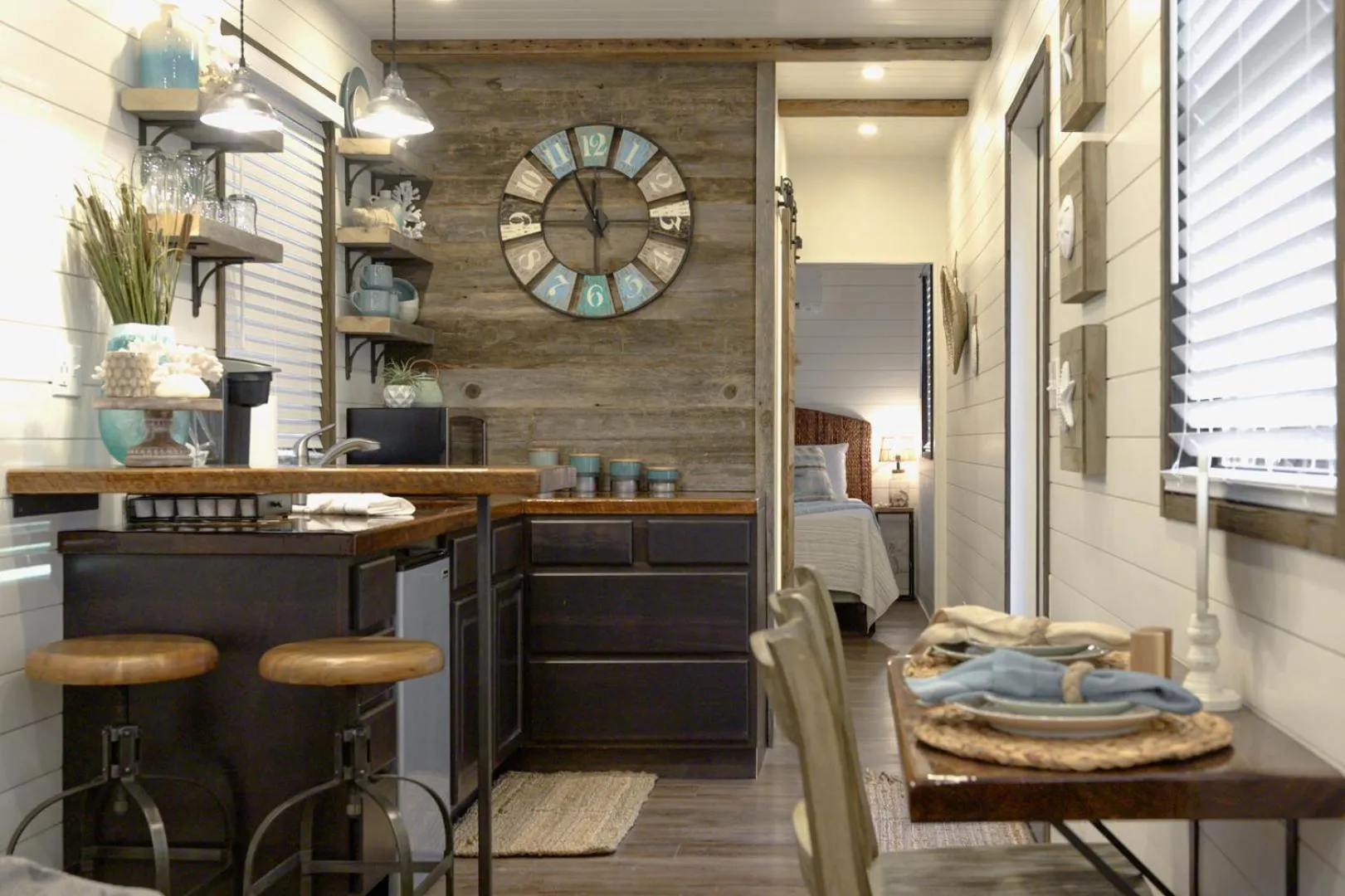 The Shoreline Container Home 12 min to Magnolia Silos and Baylor