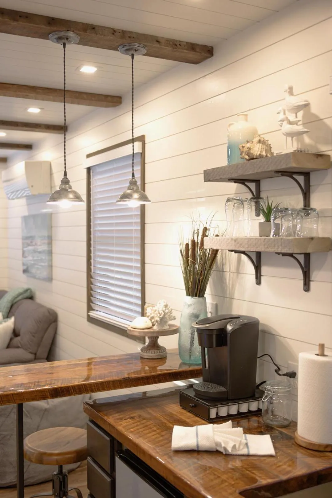 The Shoreline Container Home 12 min to Magnolia Silos and Baylor