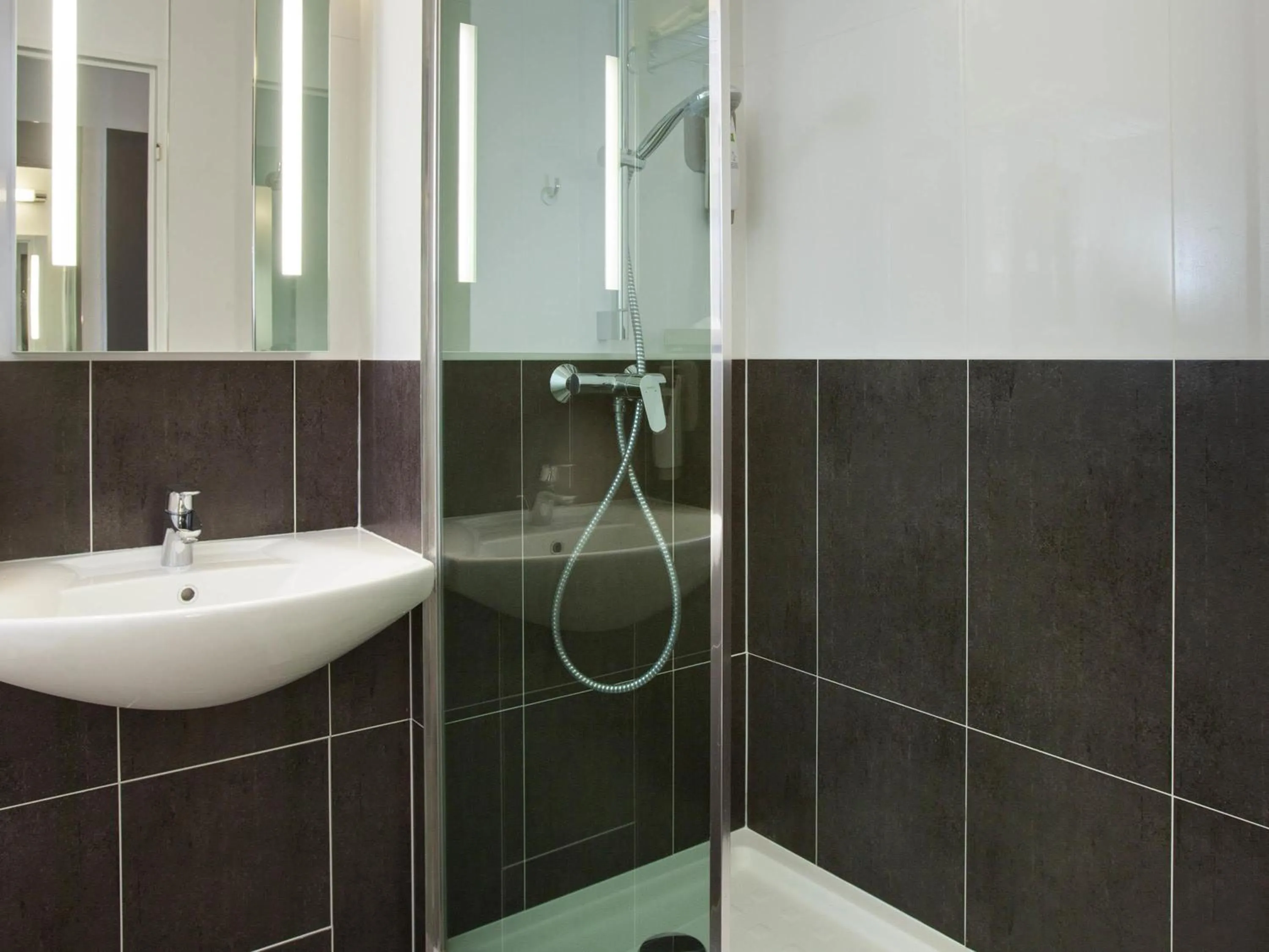 Bedroom in Ibis Styles Reims Centre