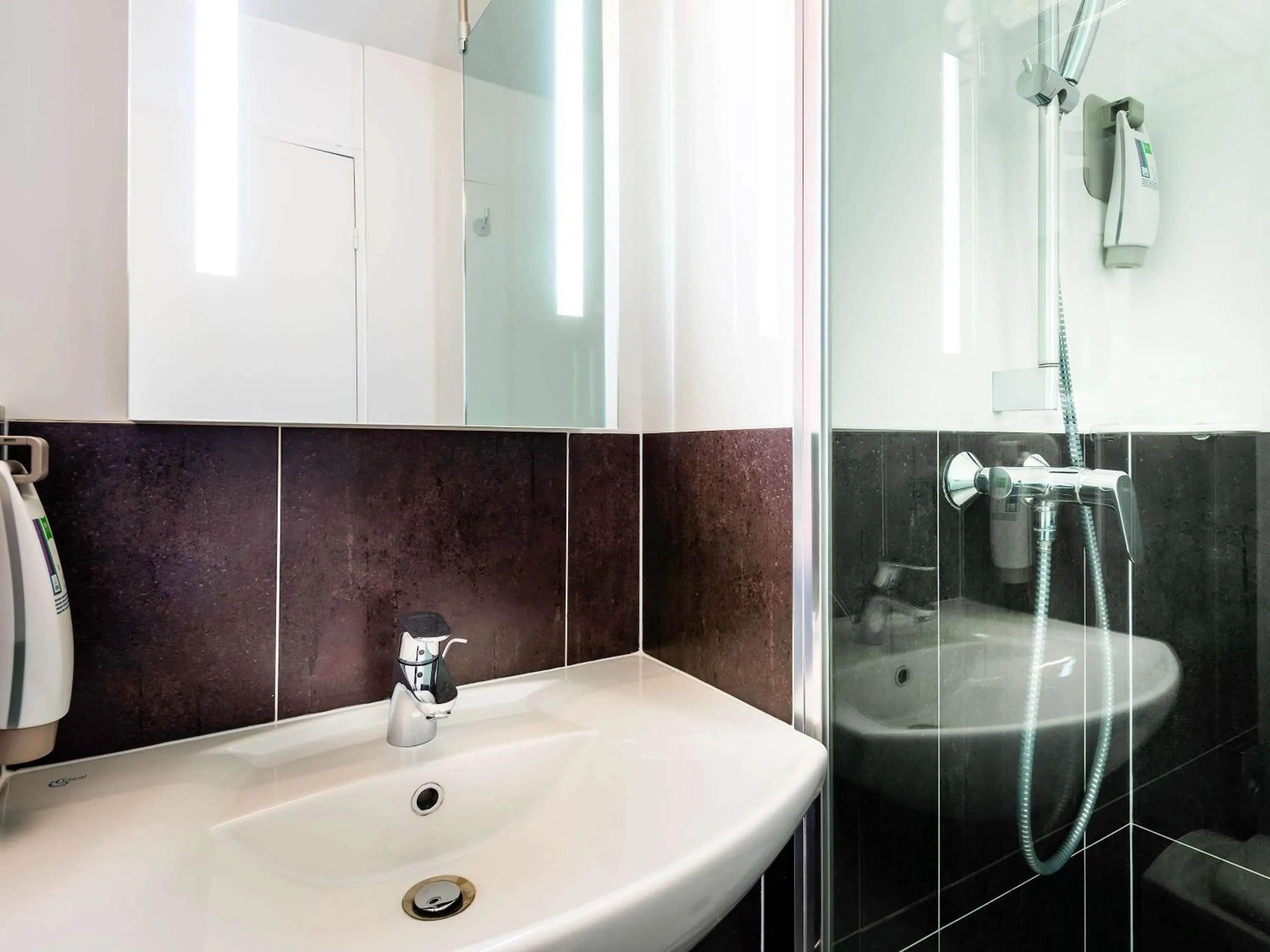 Photo of the whole room in Ibis Styles Reims Centre