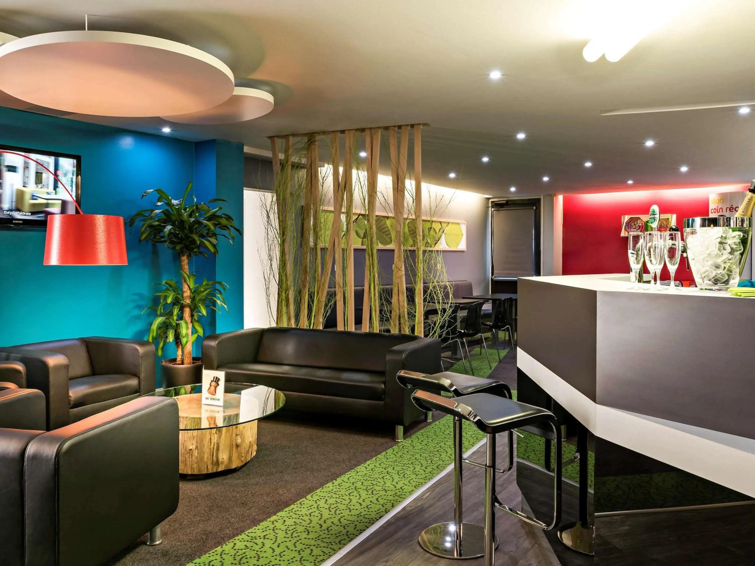 Lounge or bar in Ibis Styles Reims Centre