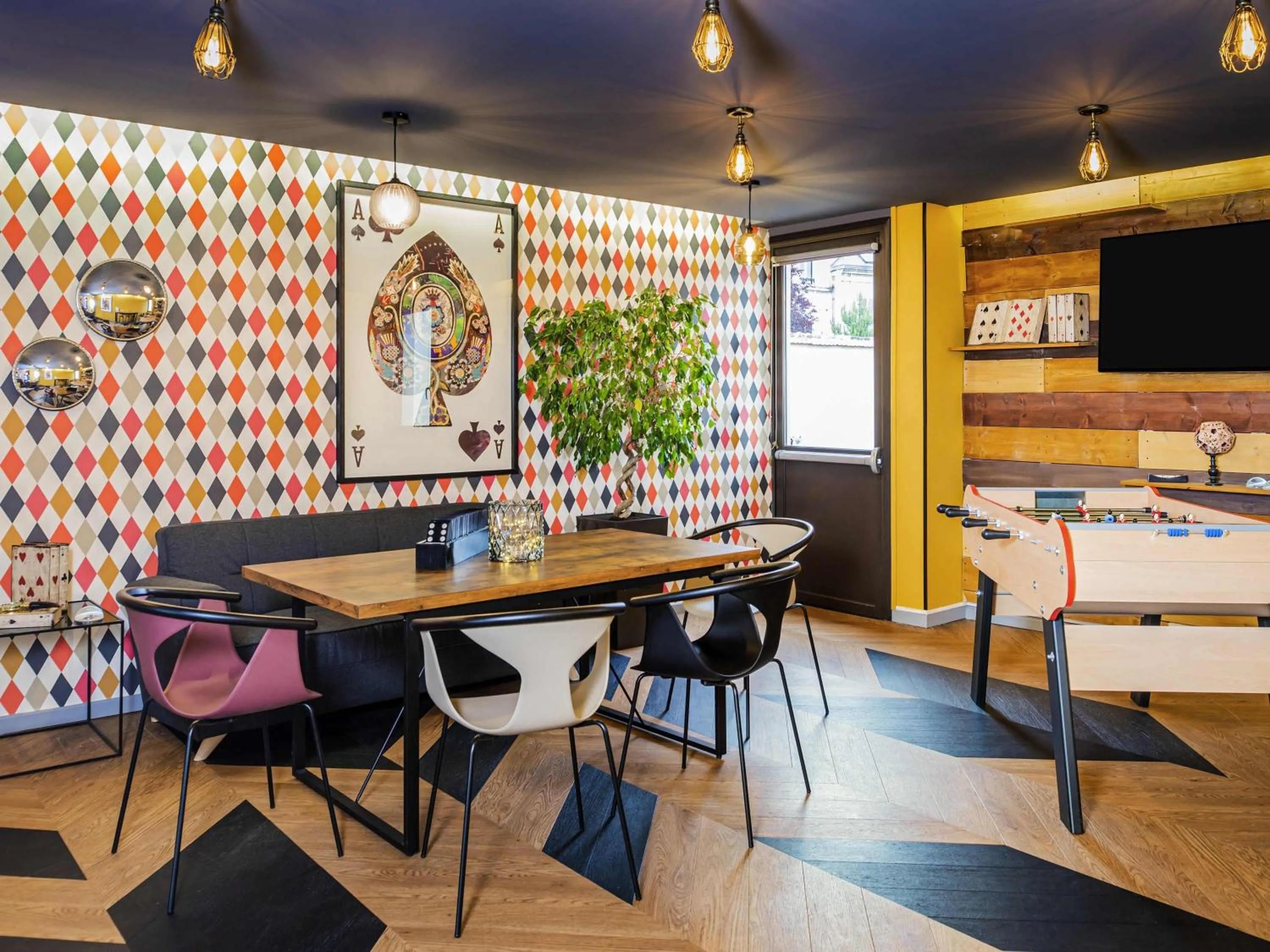 Lounge or bar in Ibis Styles Reims Centre