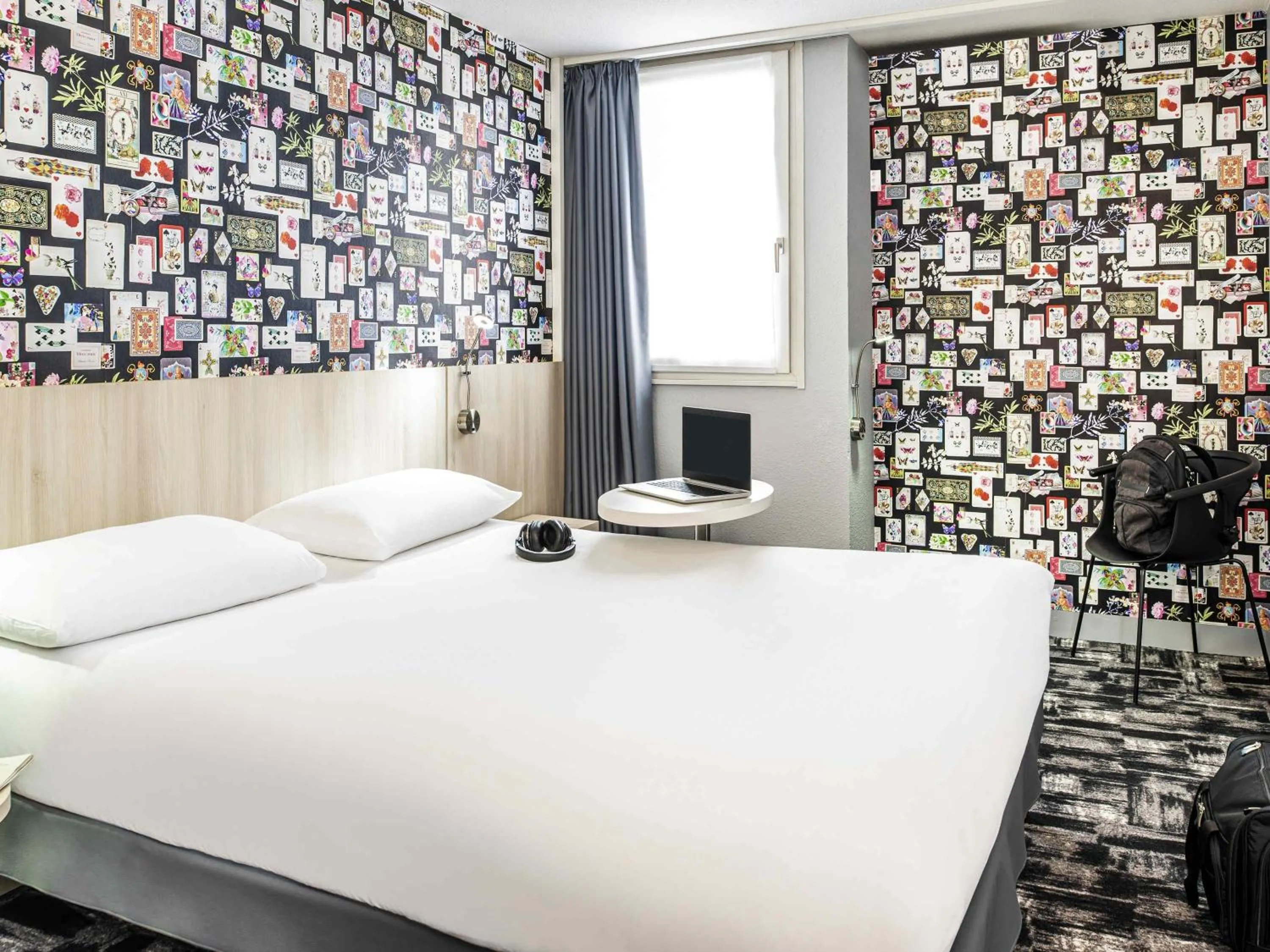 Property building, Bed in Ibis Styles Reims Centre