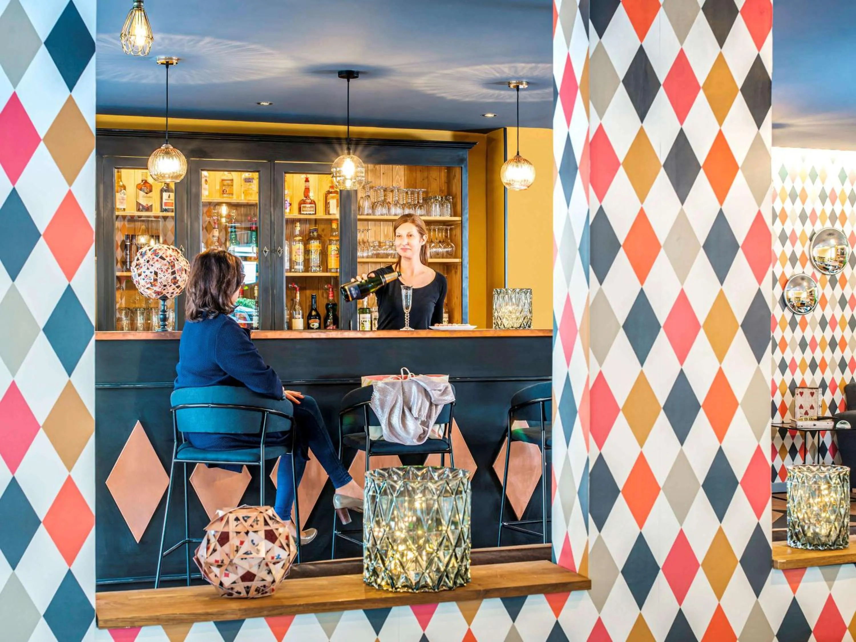 Lounge or bar in Ibis Styles Reims Centre