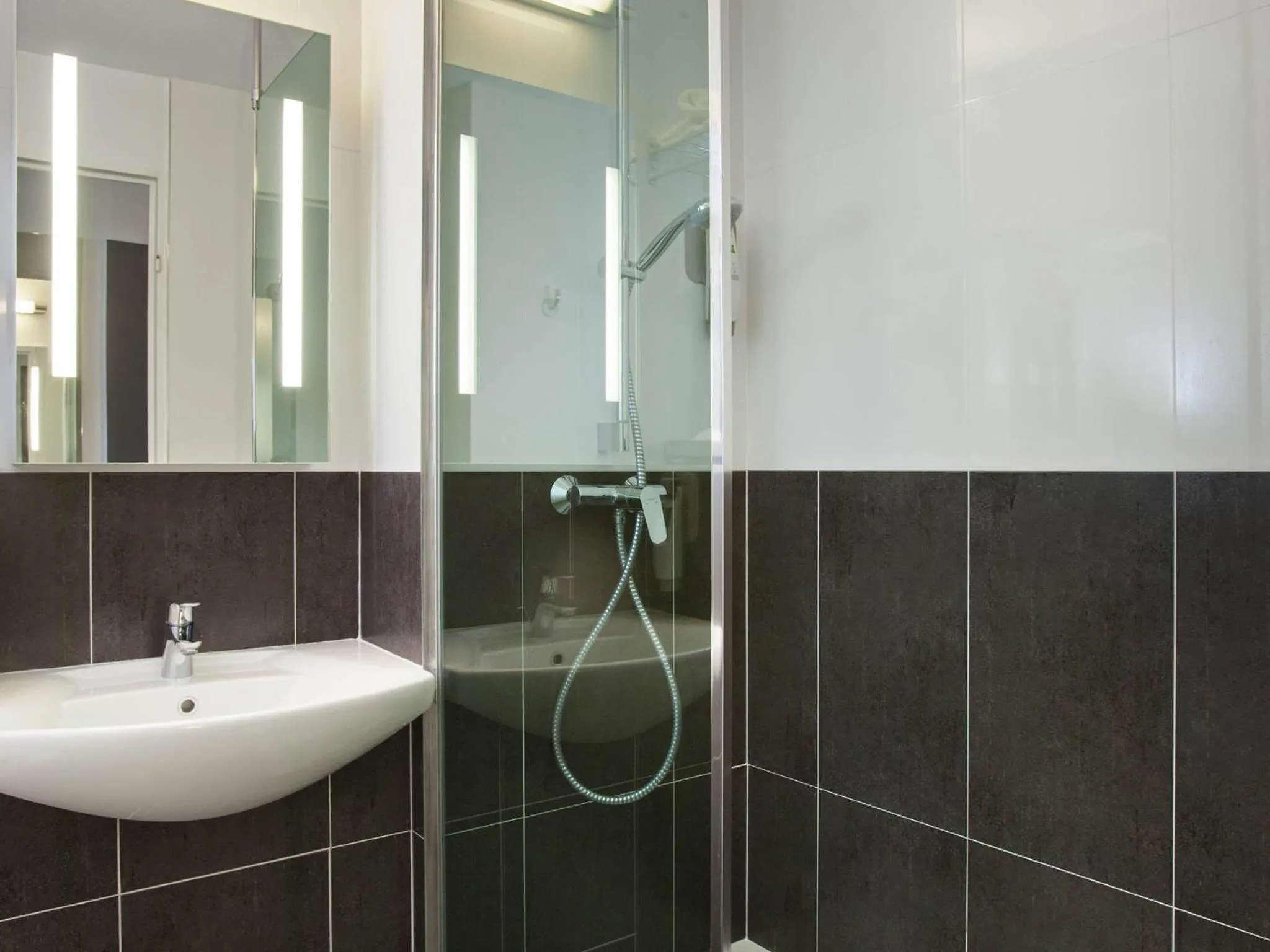 Bedroom in Ibis Styles Reims Centre