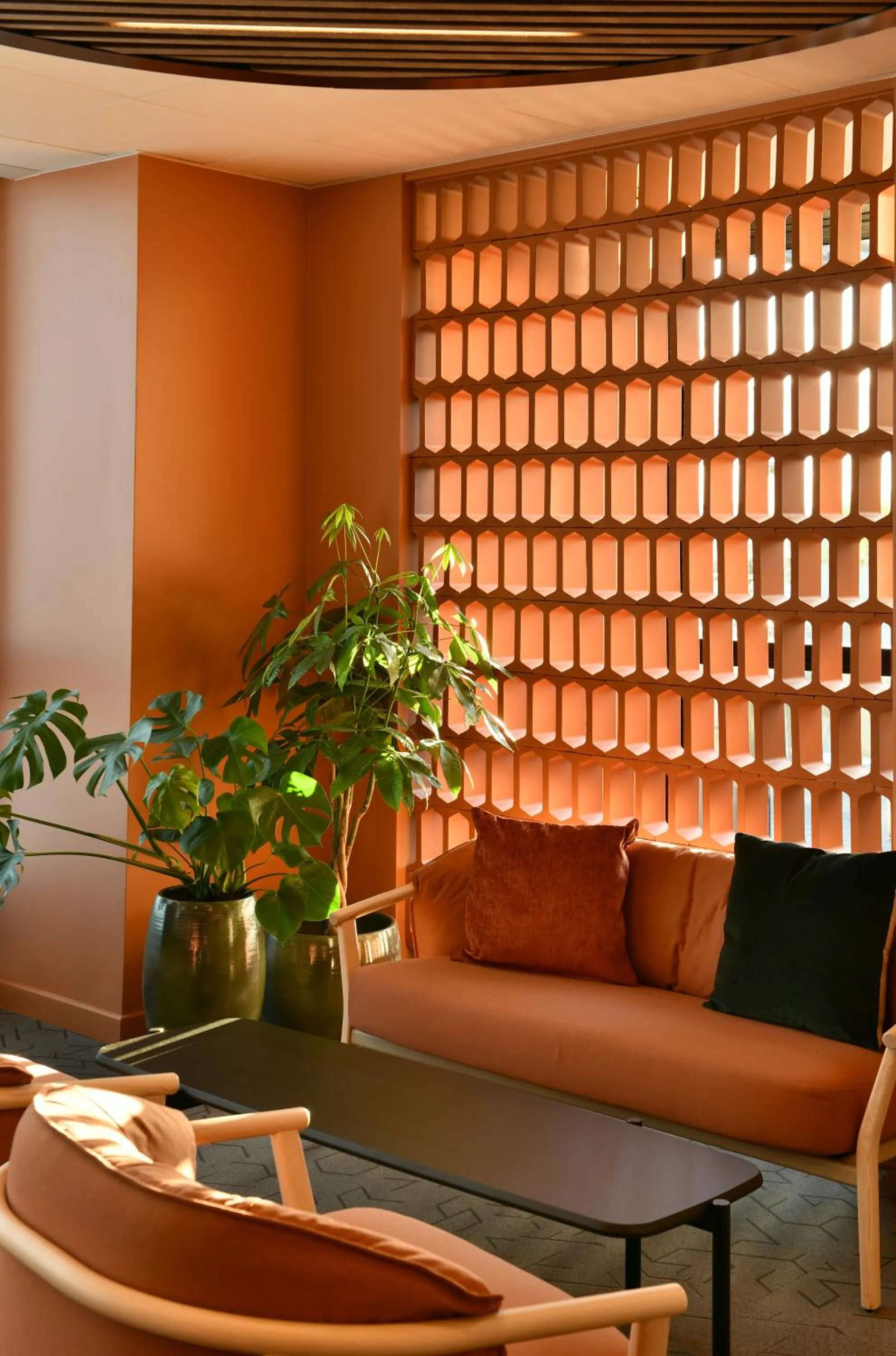 Lounge or bar in Holiday Inn Reims Centre by IHG