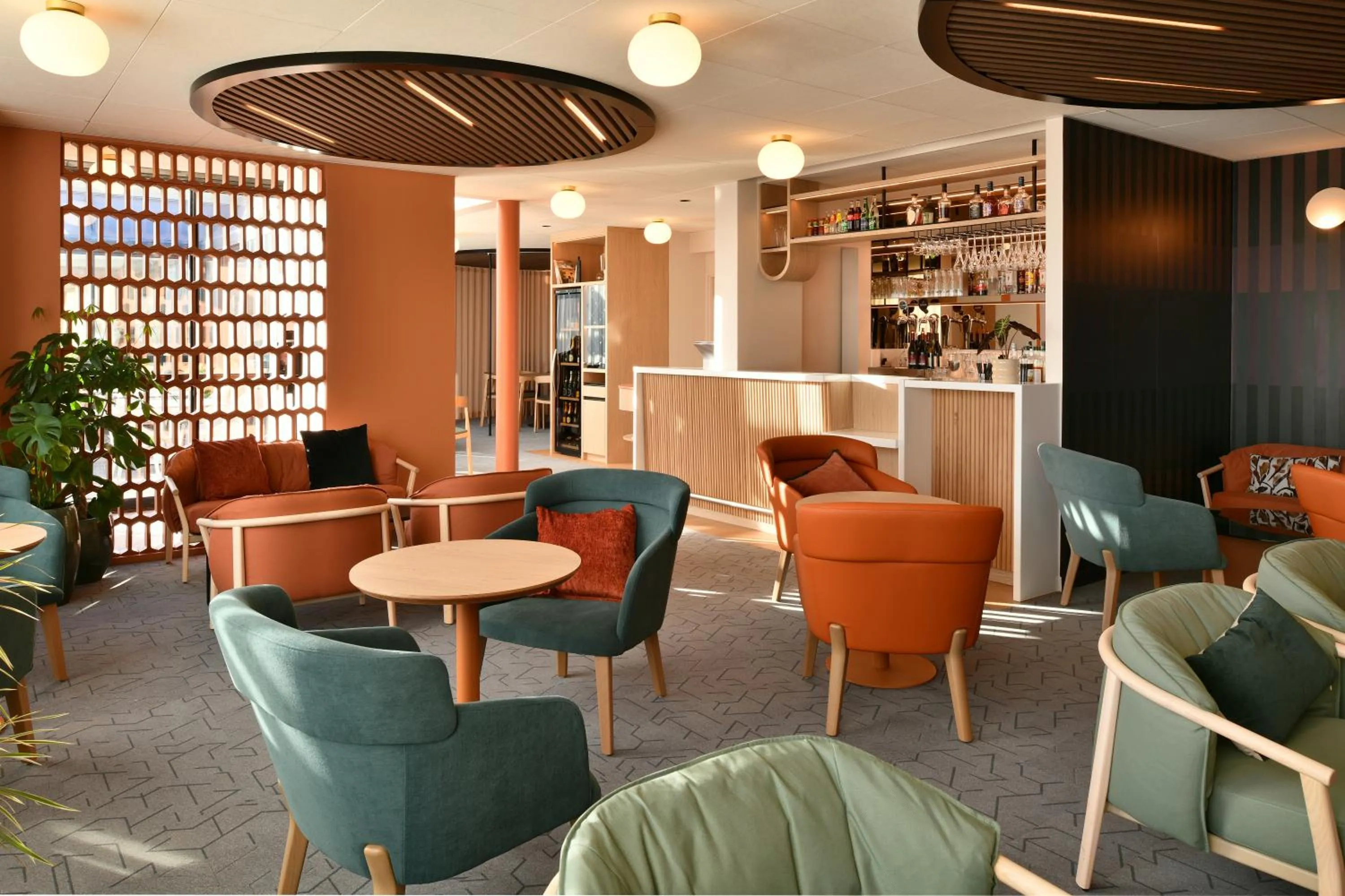 Lounge or bar in Holiday Inn Reims Centre by IHG