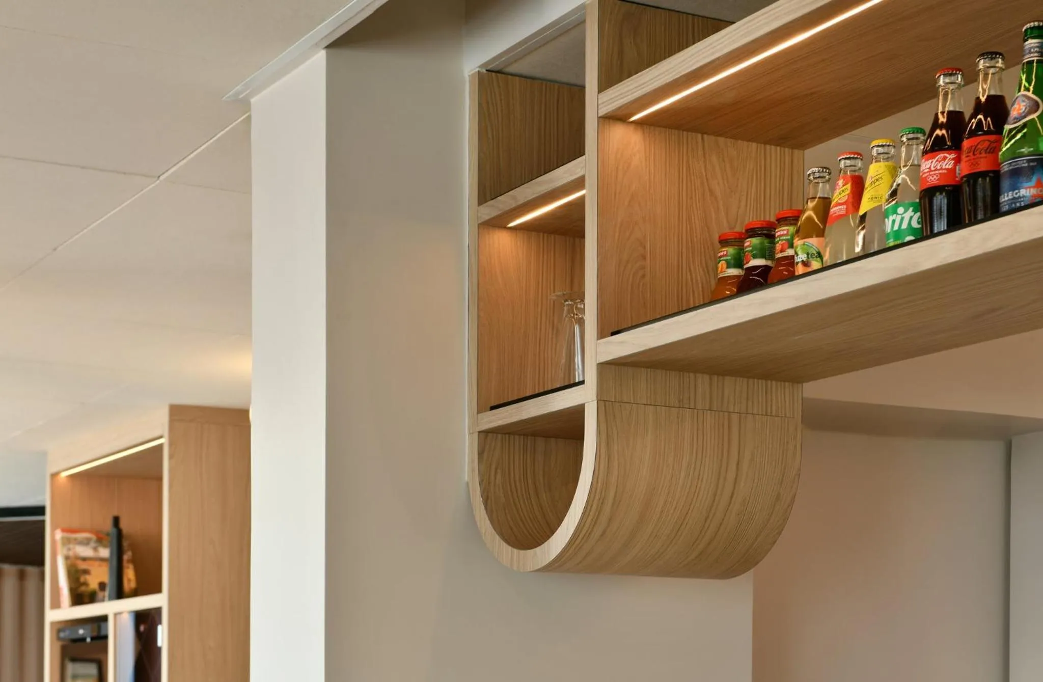 Lounge or bar in Holiday Inn Reims Centre by IHG