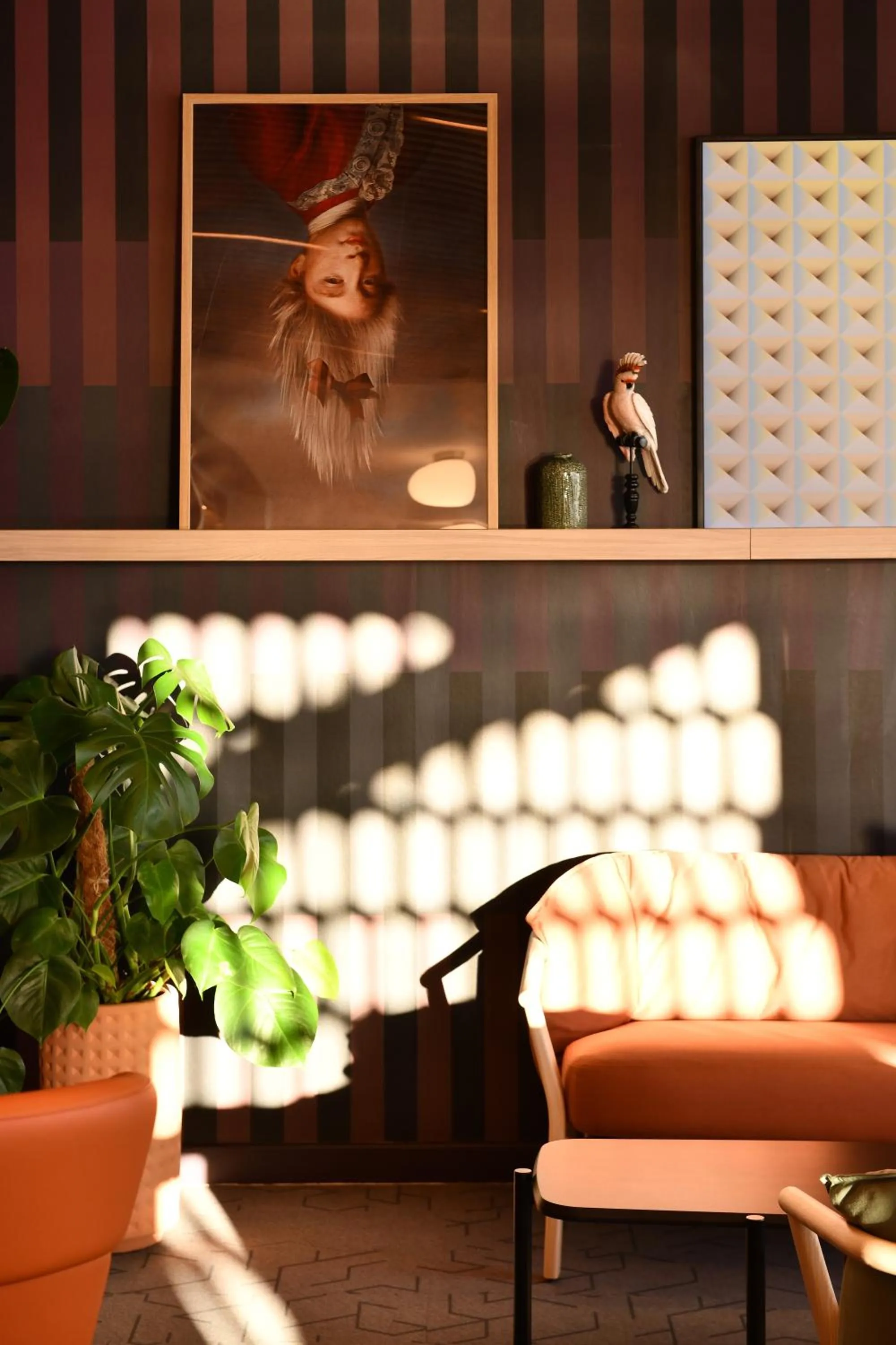 Lounge or bar in Holiday Inn Reims Centre by IHG