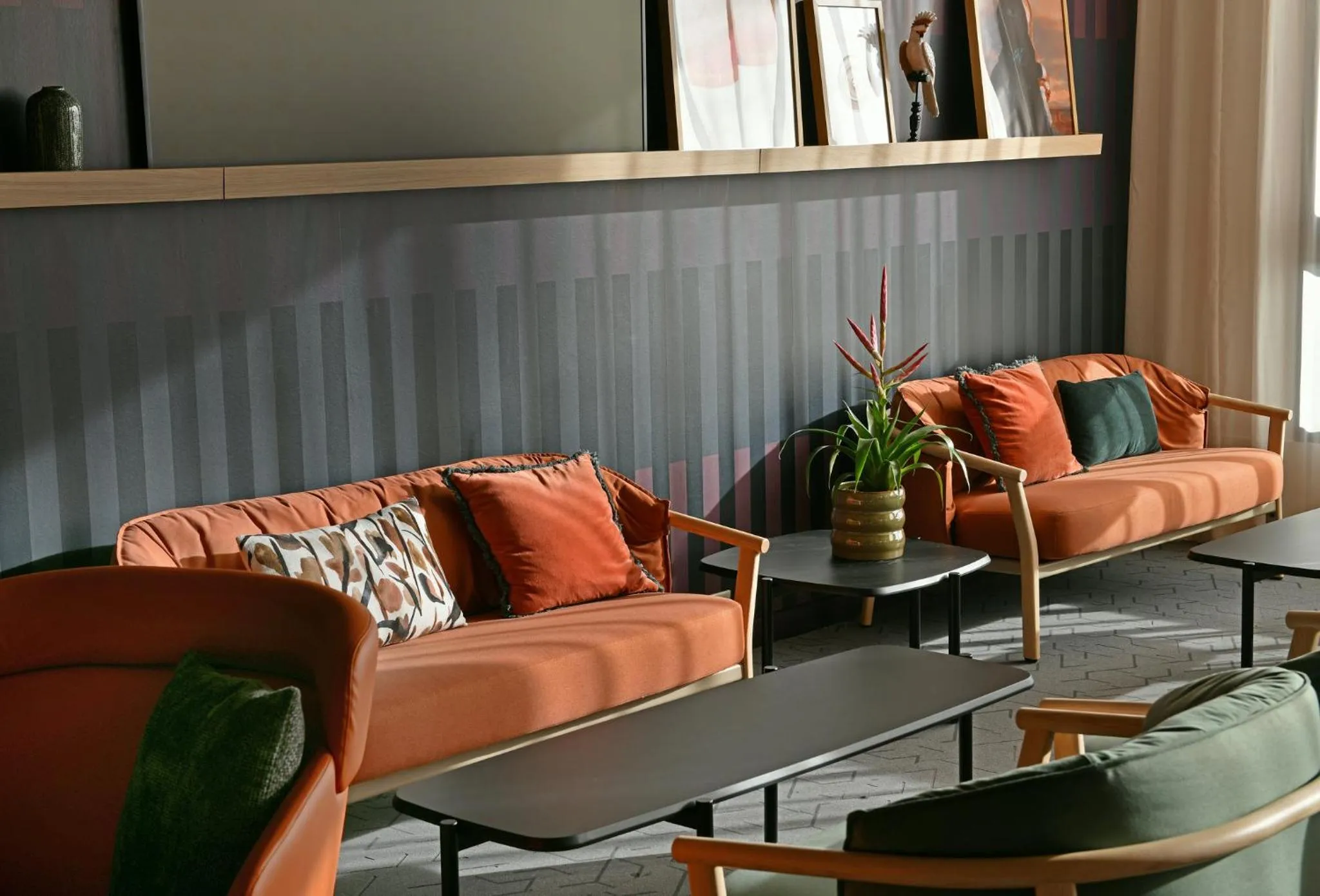 Lounge or bar in Holiday Inn Reims Centre by IHG