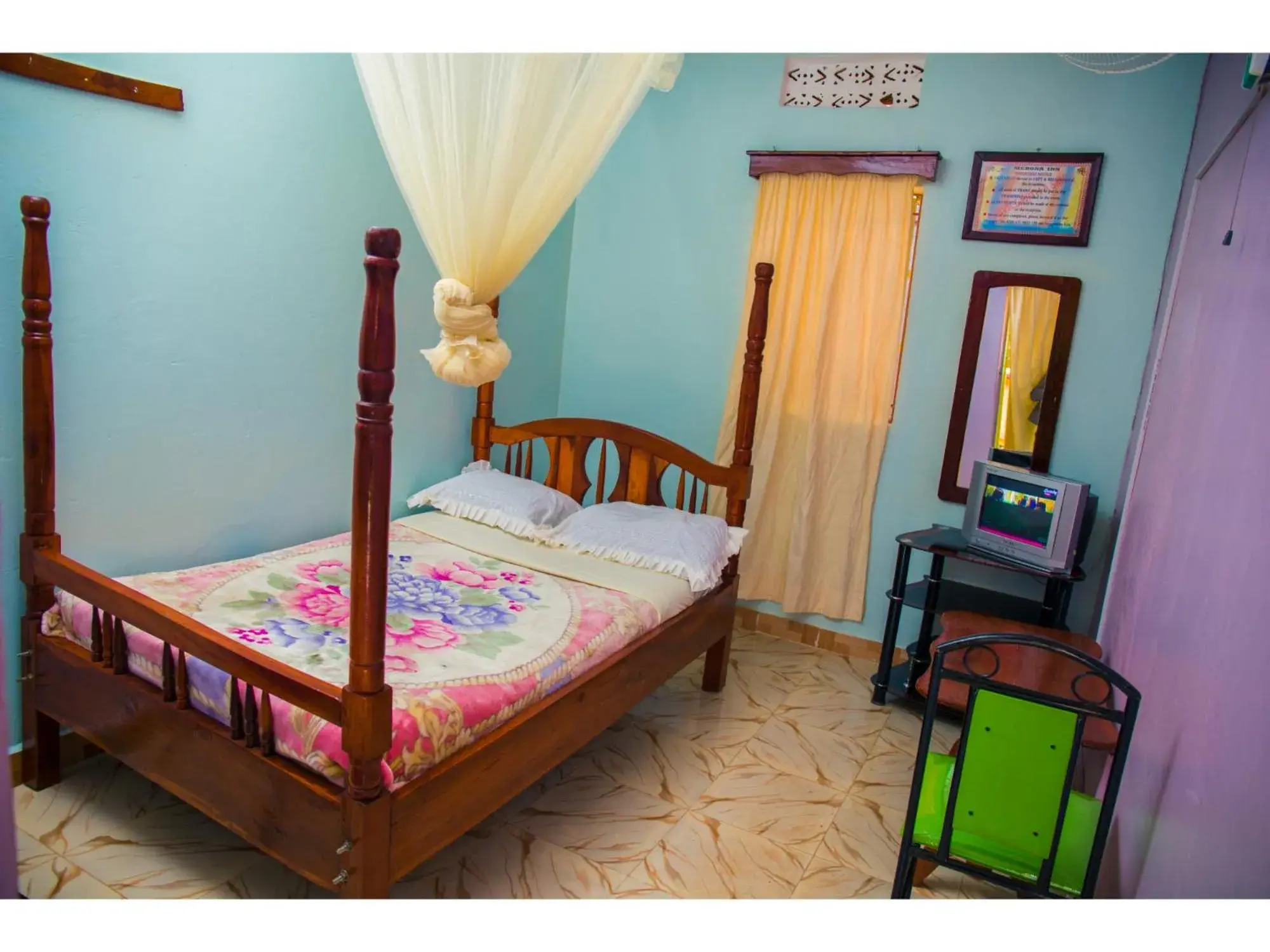 Single Room with Shared Bathroom in Merona Hotel Single Room with Shared Bathroom in Merona Hotel