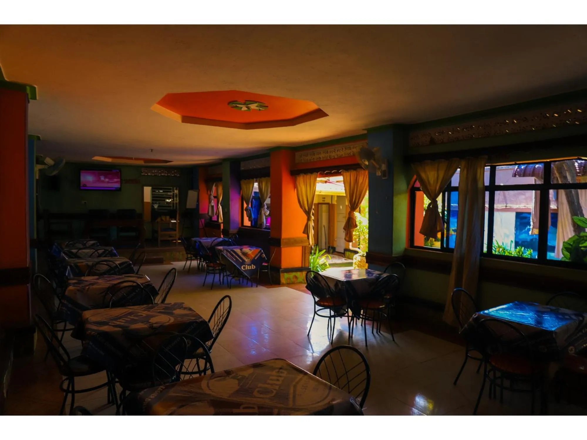 Restaurant/places to eat in Merona Hotel