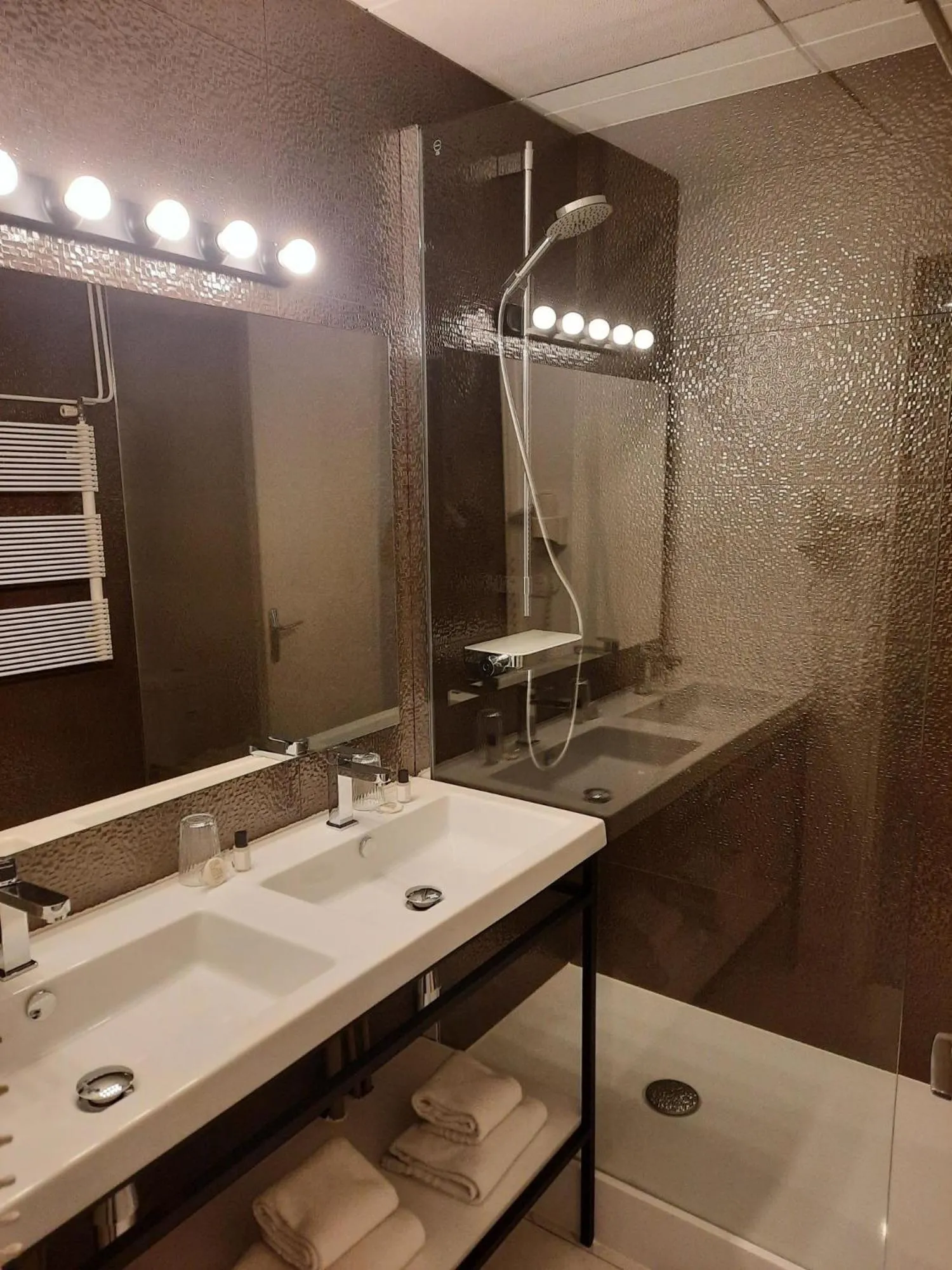 Bathroom in Hôtel de France