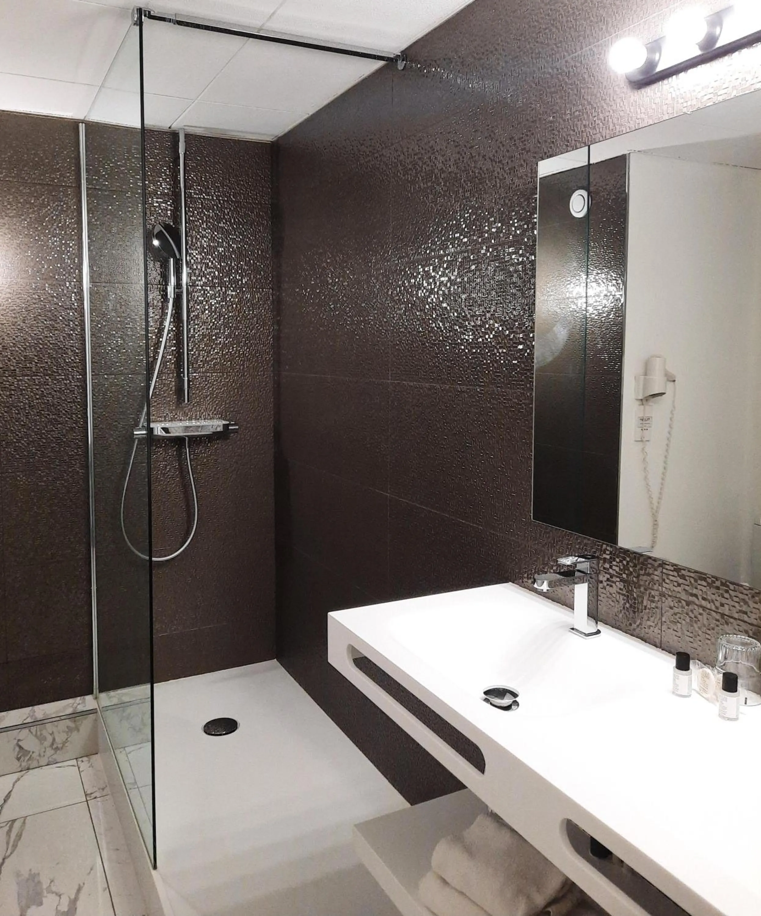 Bathroom in Hôtel de France