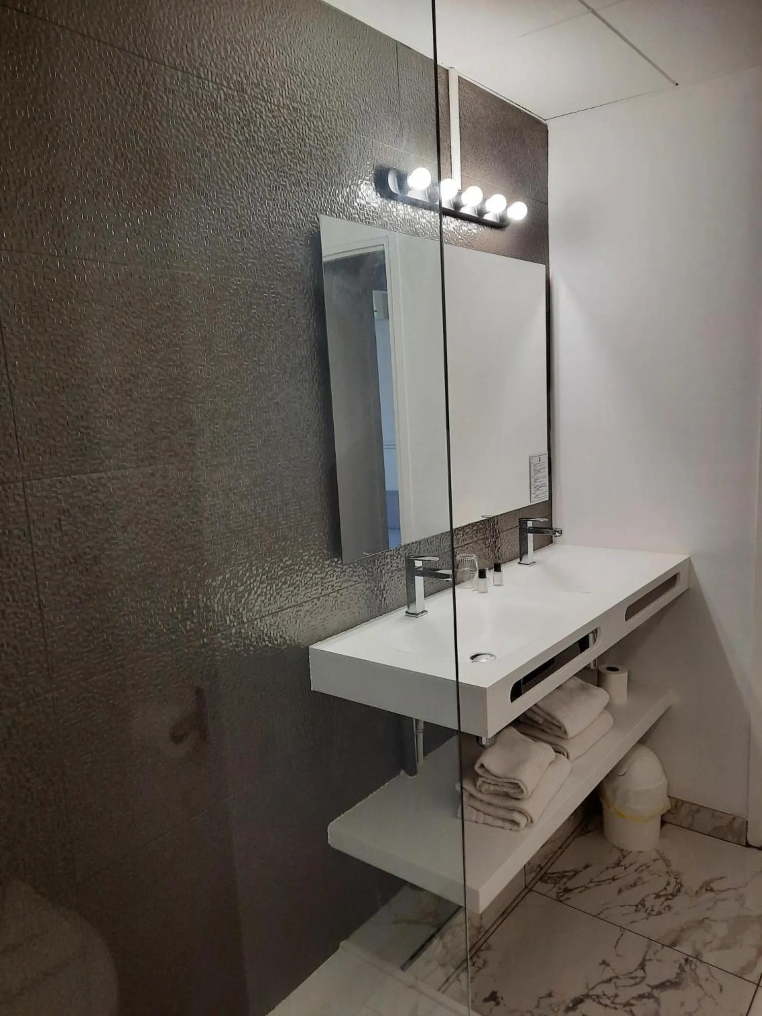 Bathroom in Hôtel de France