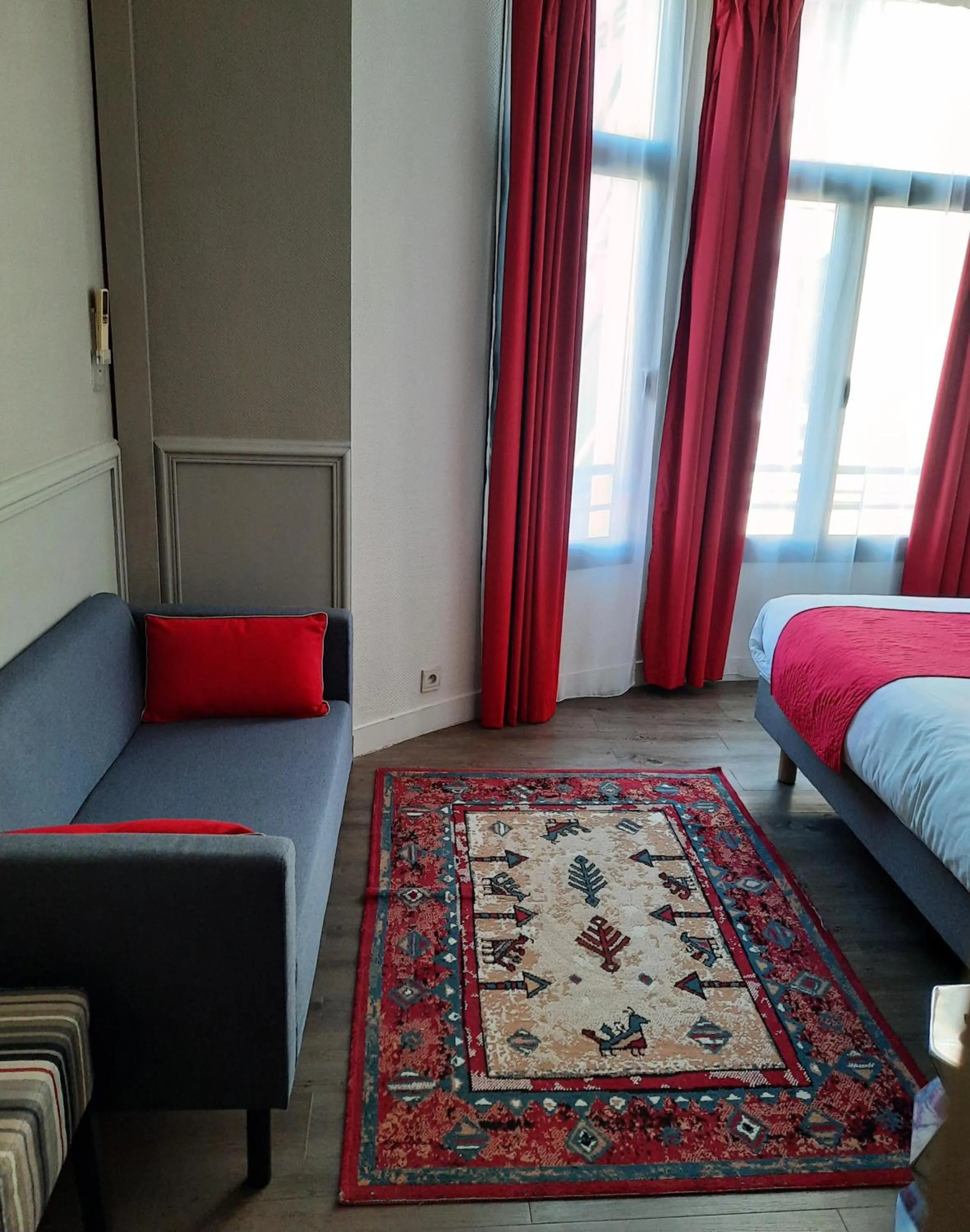 Bedroom, Bed in Hôtel de France