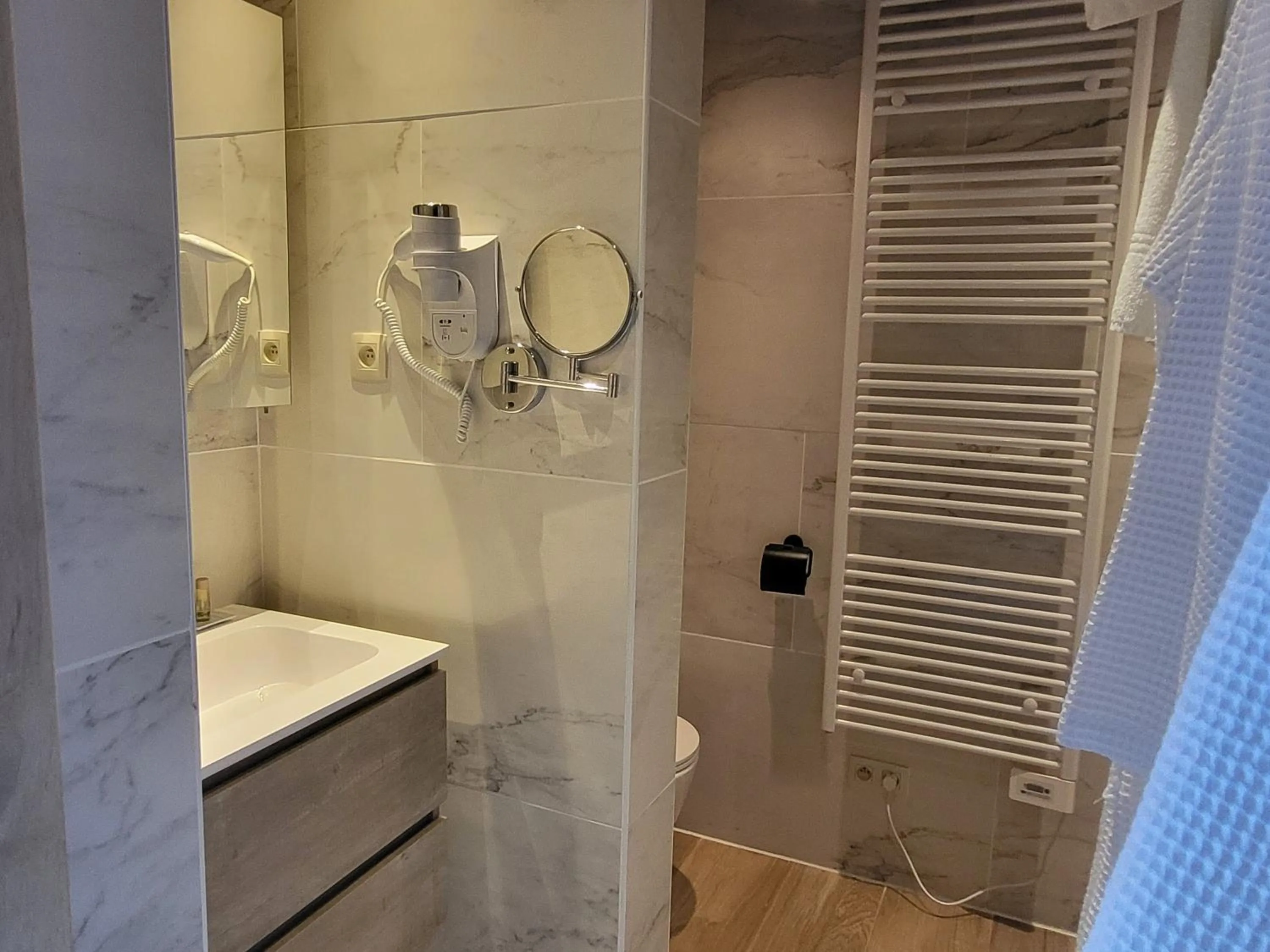 Shower in Art Of Dreams Deluxe 4 stars