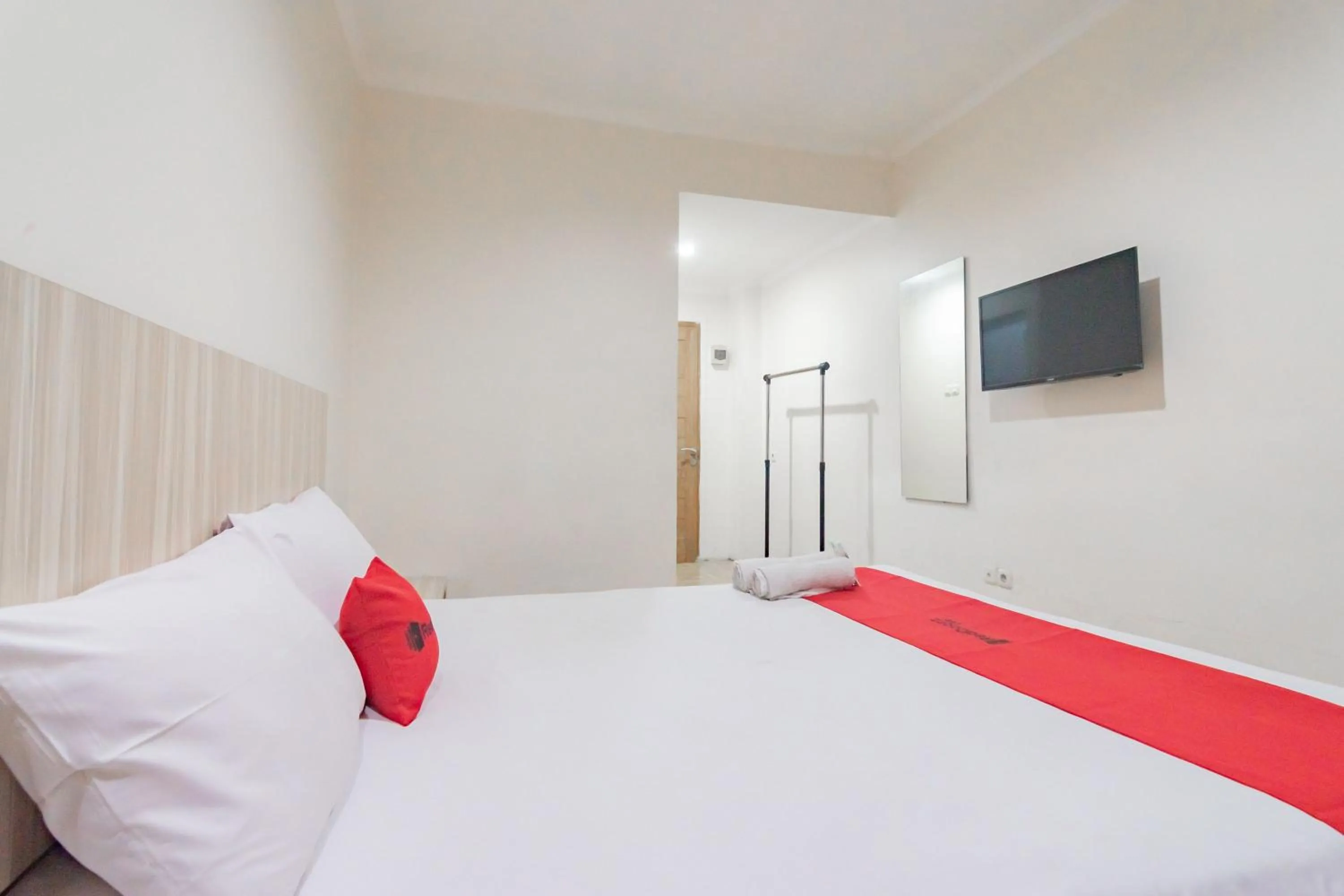 Bedroom, Bed in RedDoorz Syariah at Cigadung Raya Street