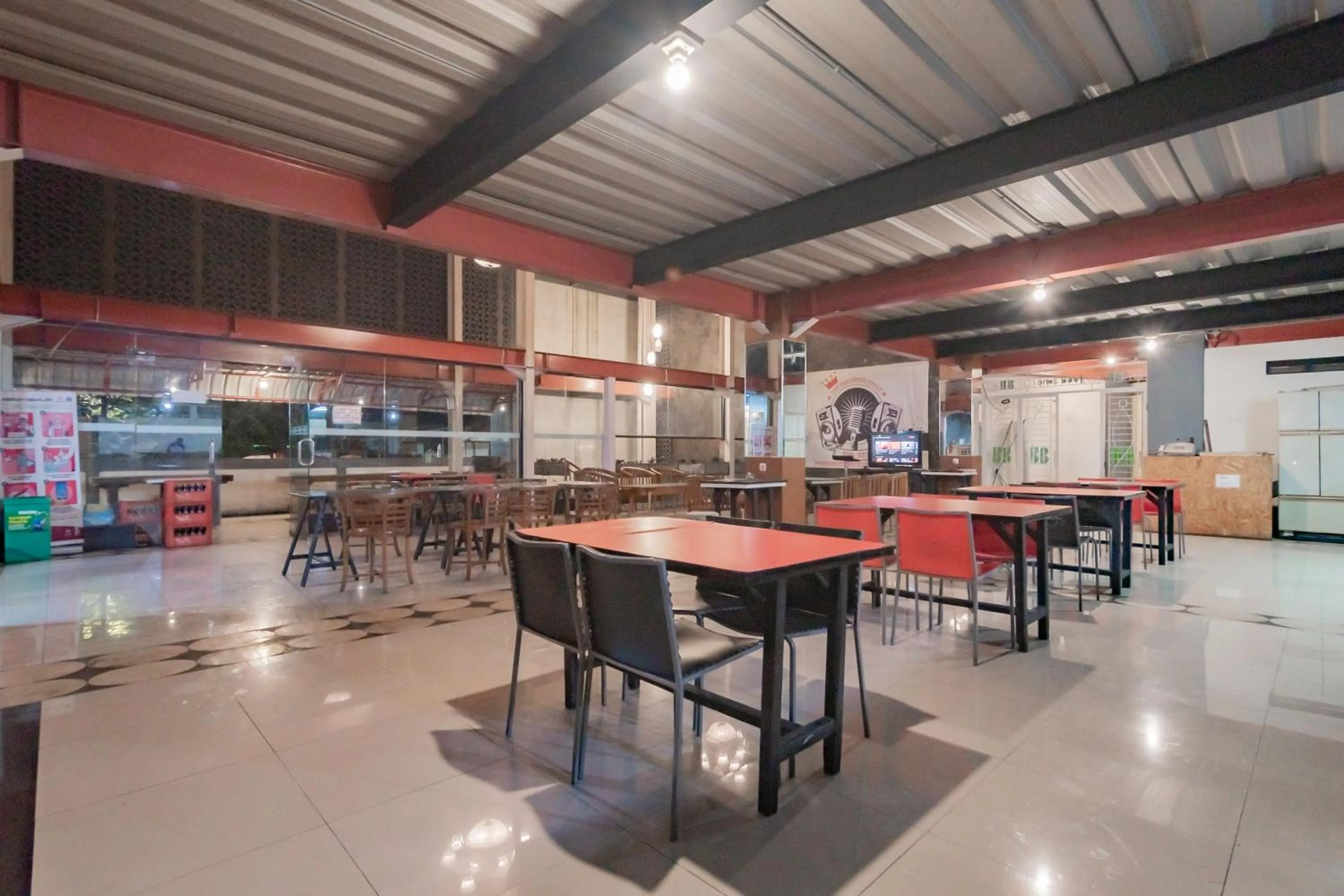 Restaurant/places to eat in RedDoorz Syariah at Cigadung Raya Street