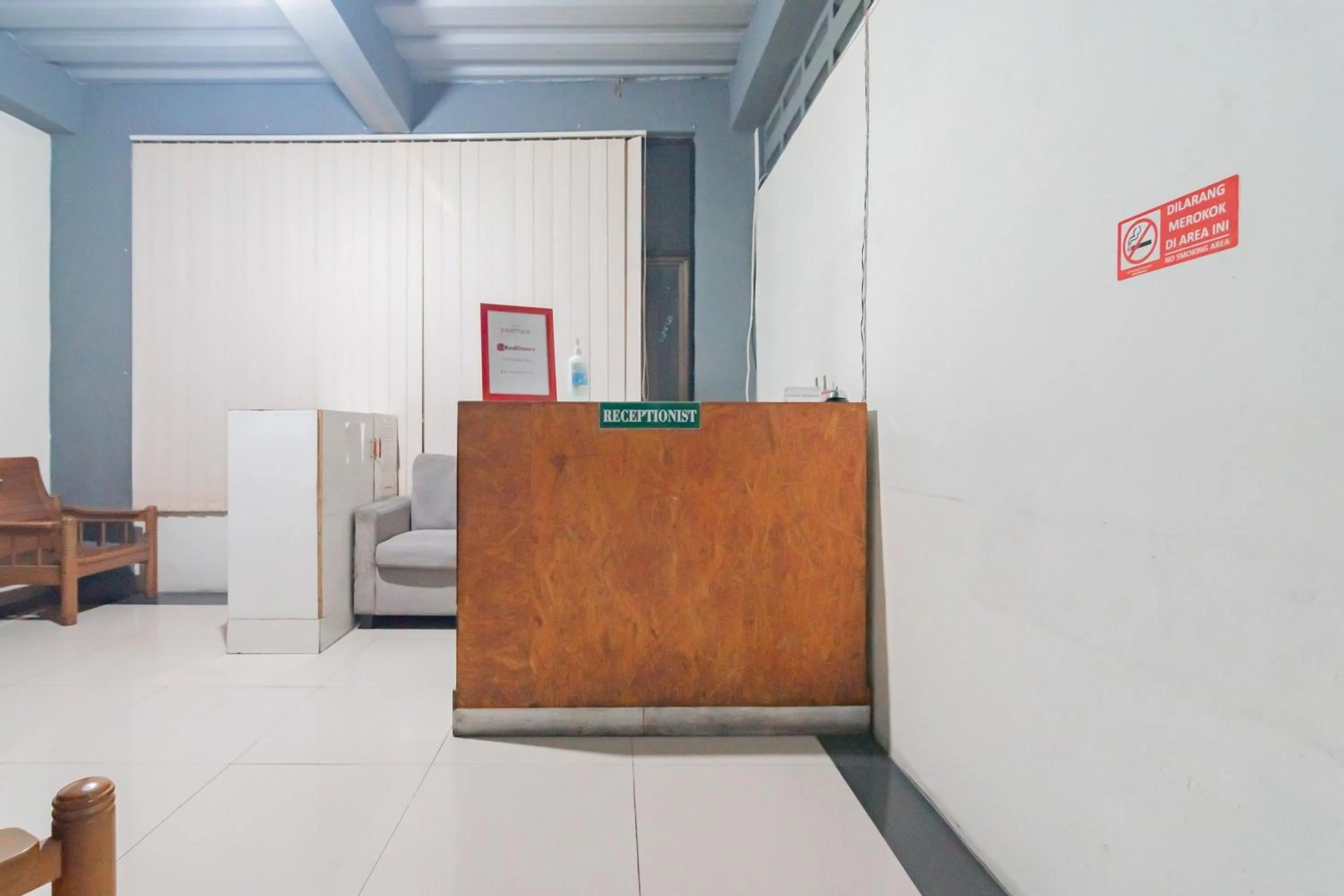 Lobby or reception in RedDoorz Syariah at Cigadung Raya Street