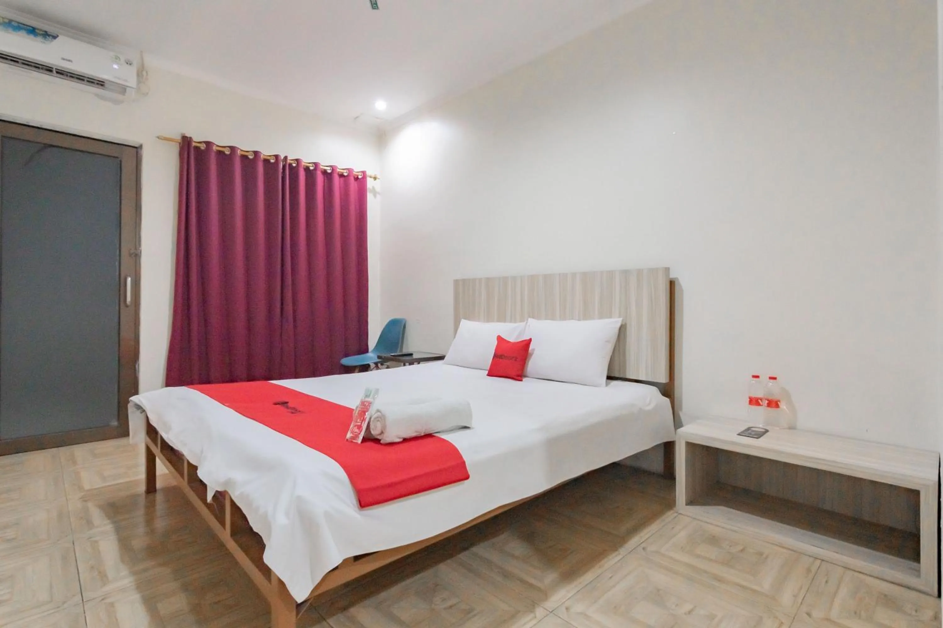 Bedroom, Bed in RedDoorz Syariah at Cigadung Raya Street