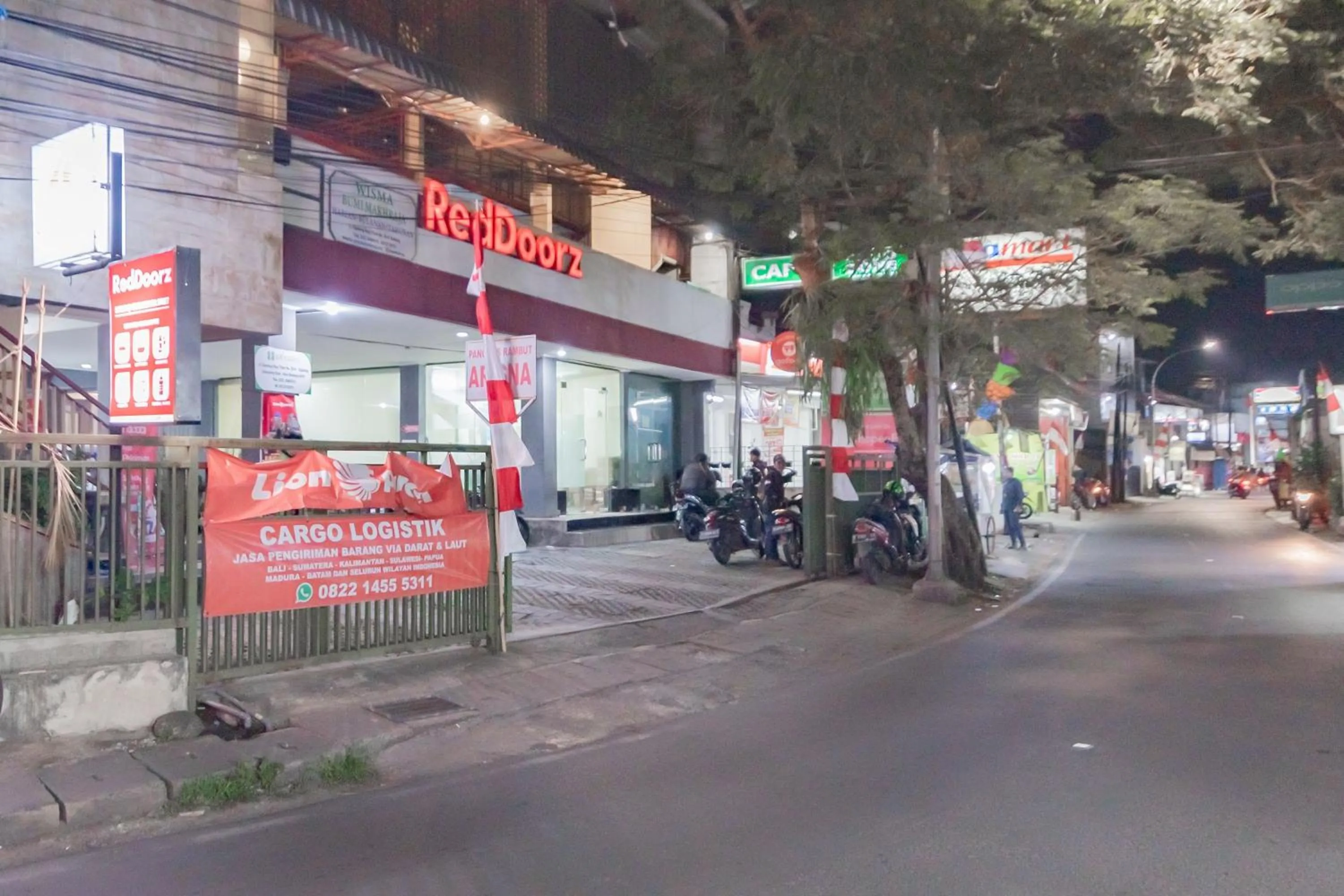 Property building in RedDoorz Syariah at Cigadung Raya Street