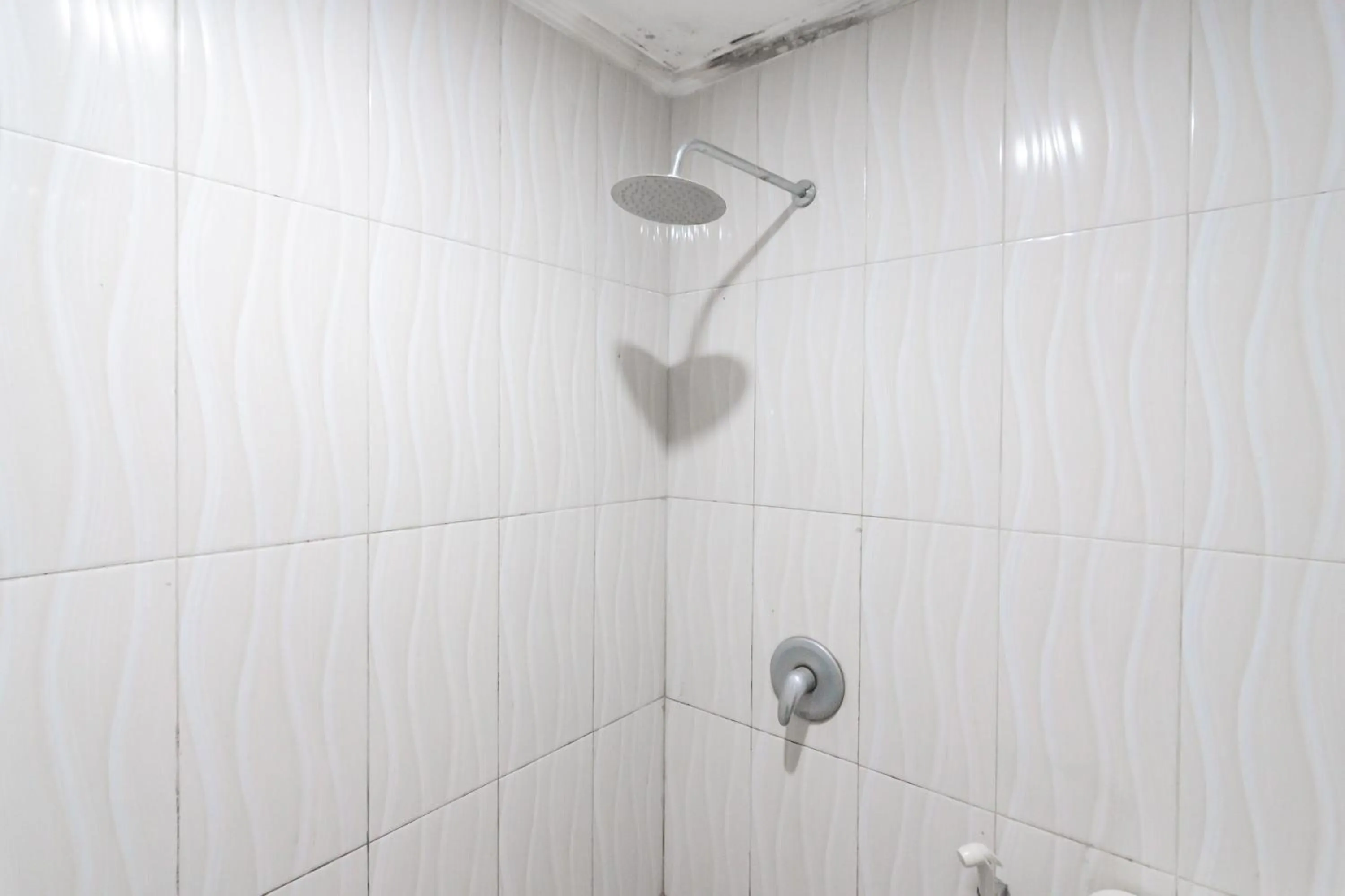 Bathroom in RedDoorz Syariah at Cigadung Raya Street