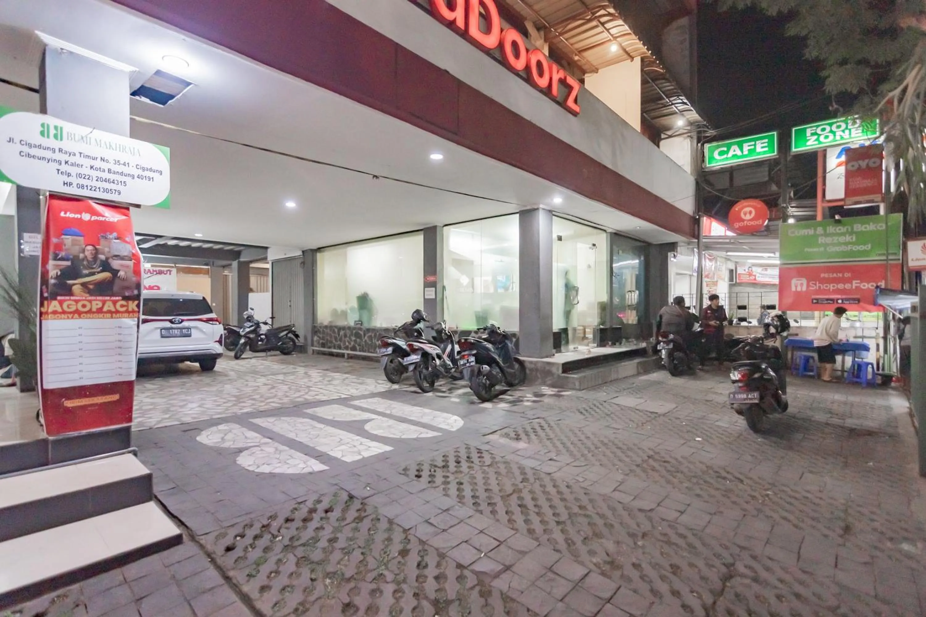 Parking in RedDoorz Syariah at Cigadung Raya Street