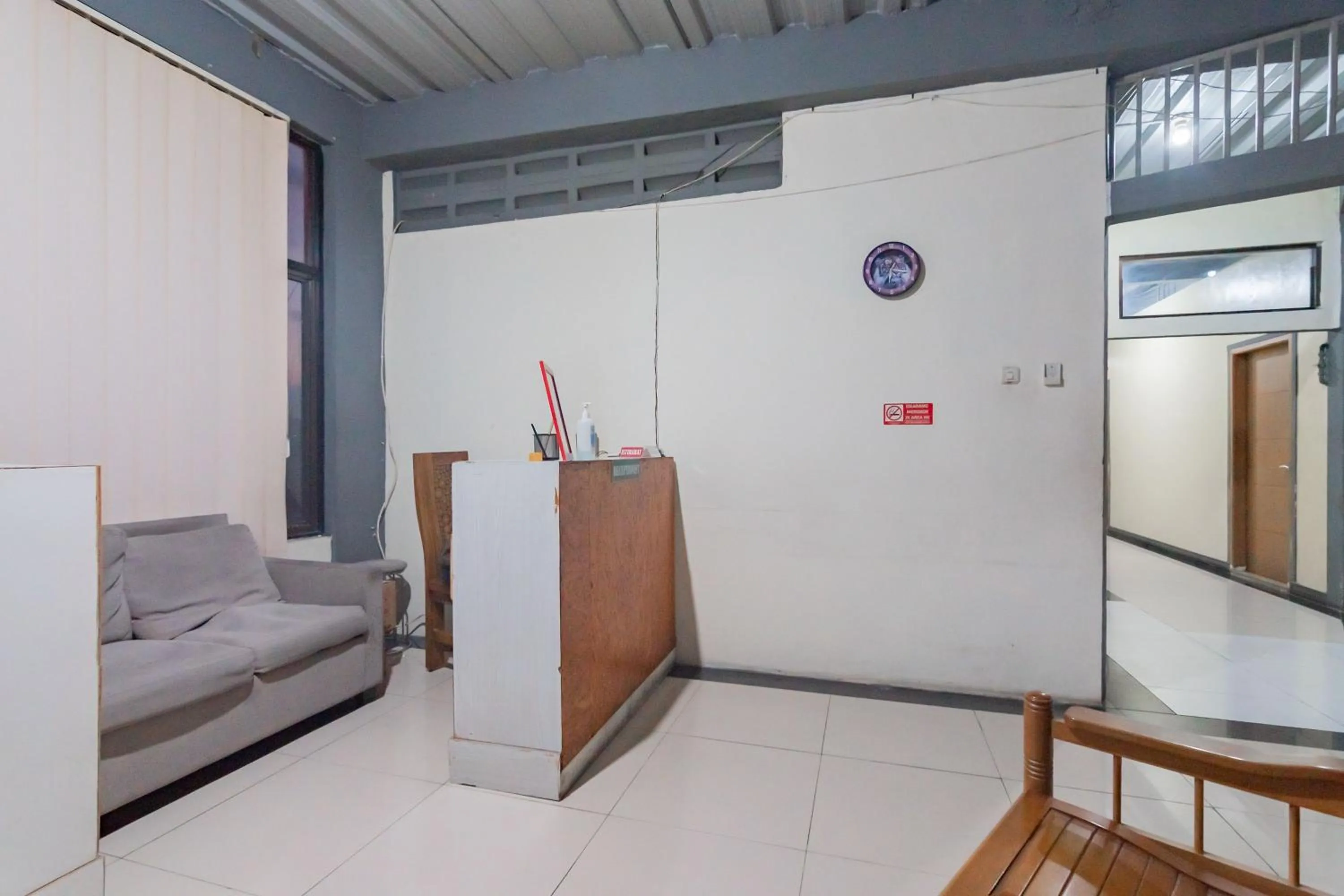 Lobby or reception in RedDoorz Syariah at Cigadung Raya Street