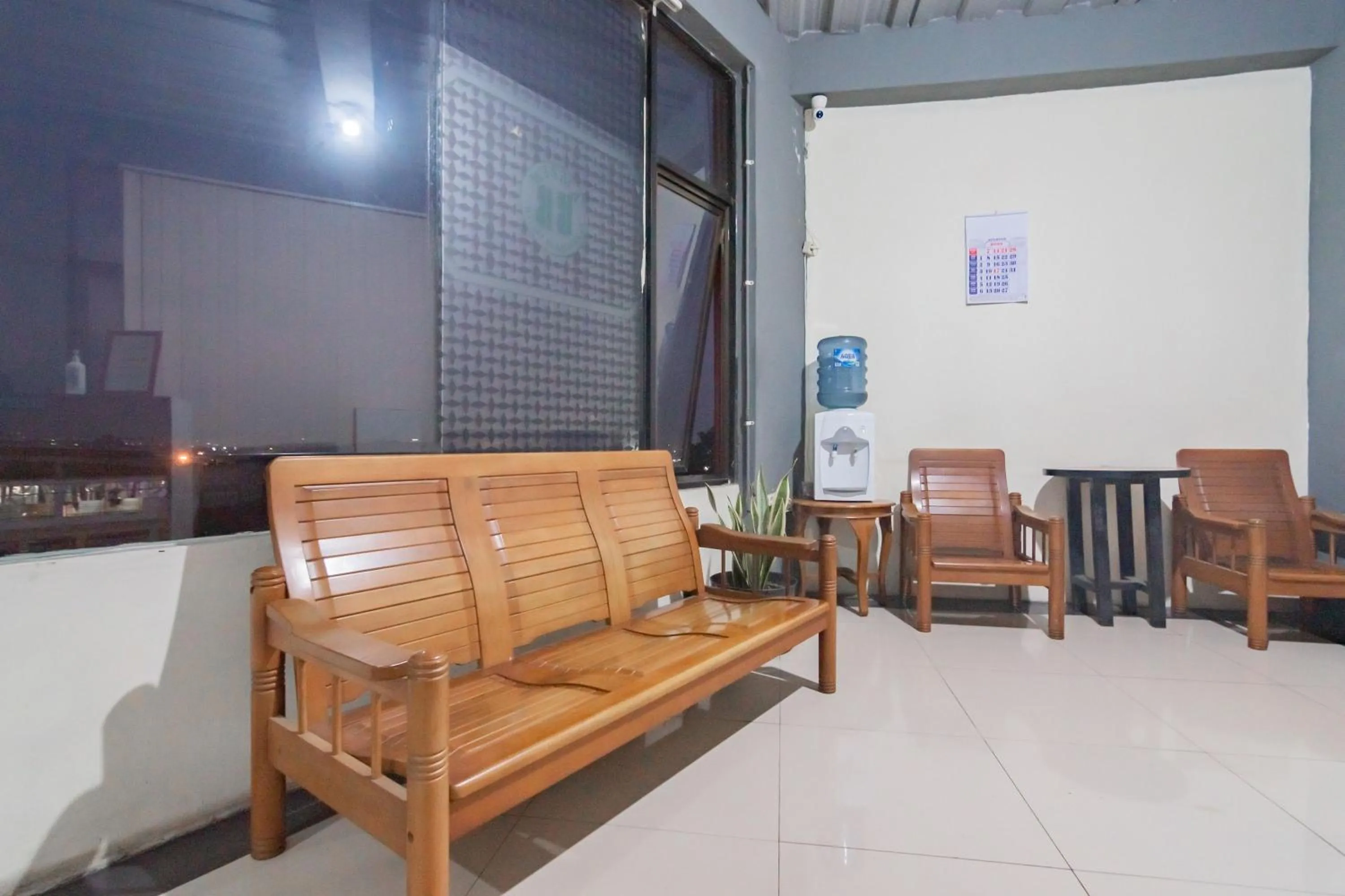 Living room in RedDoorz Syariah at Cigadung Raya Street