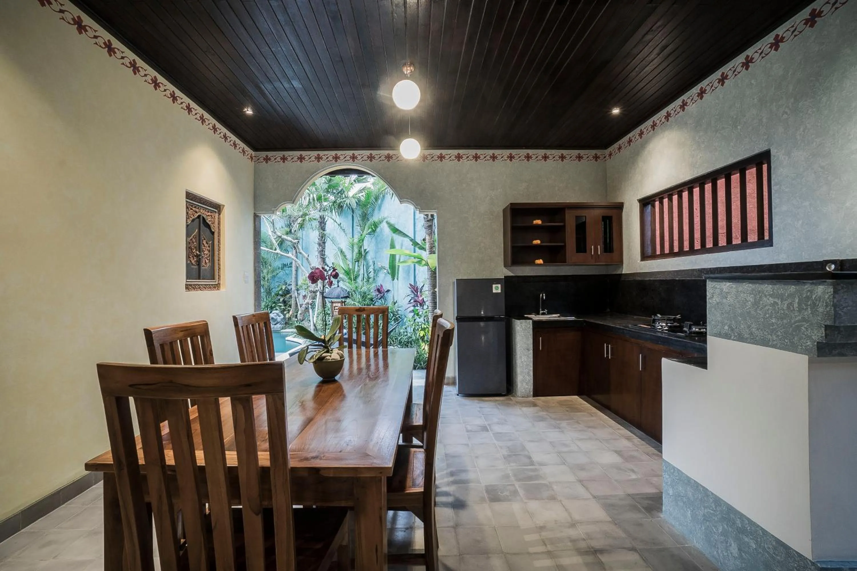 Dining area in Villa Tanah Carik by Mahaputra