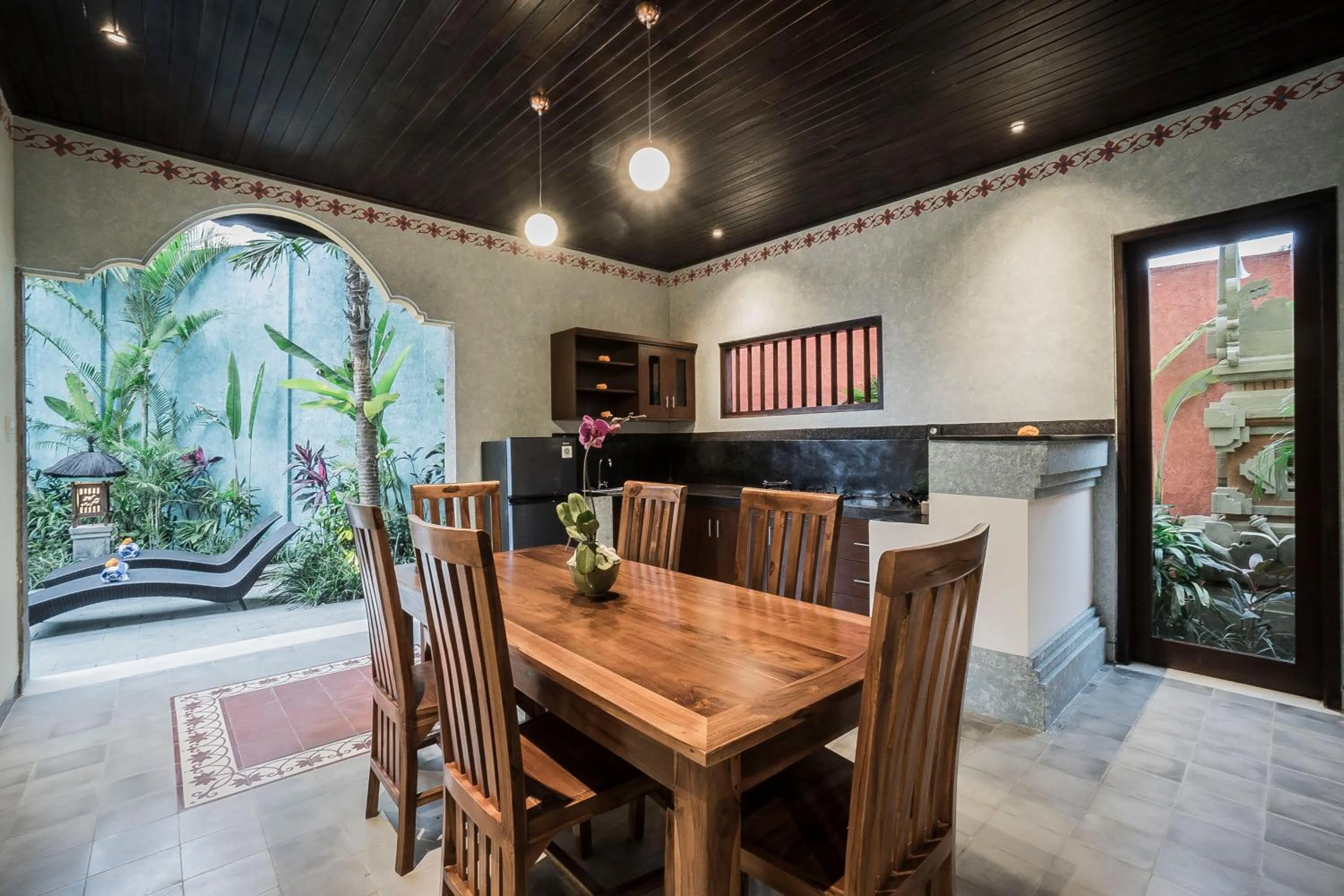 Dining area in Villa Tanah Carik by Mahaputra