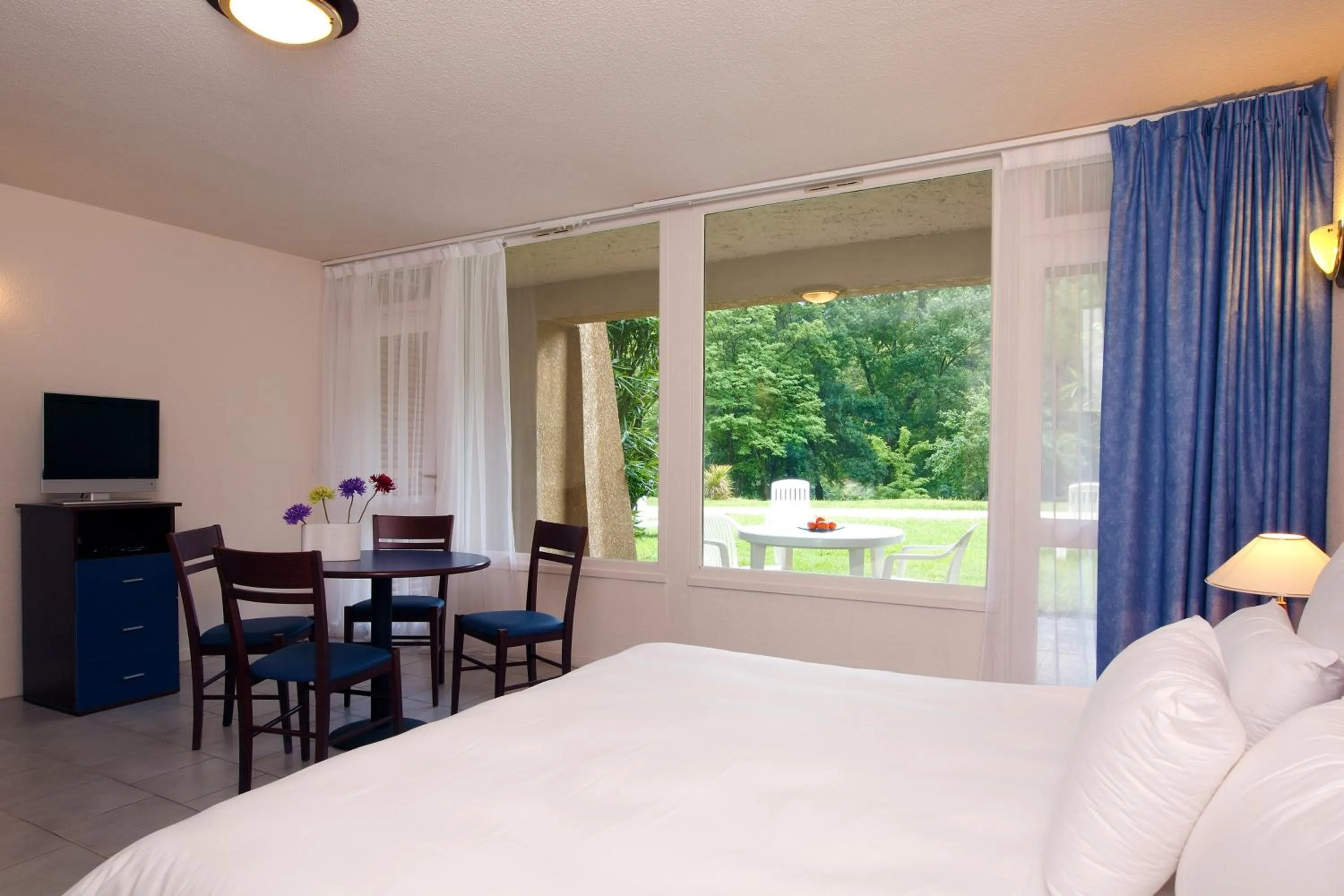 Photo of the whole room, Bed in Vacancéole - Le Domaine de Chames - Pont d'Arc