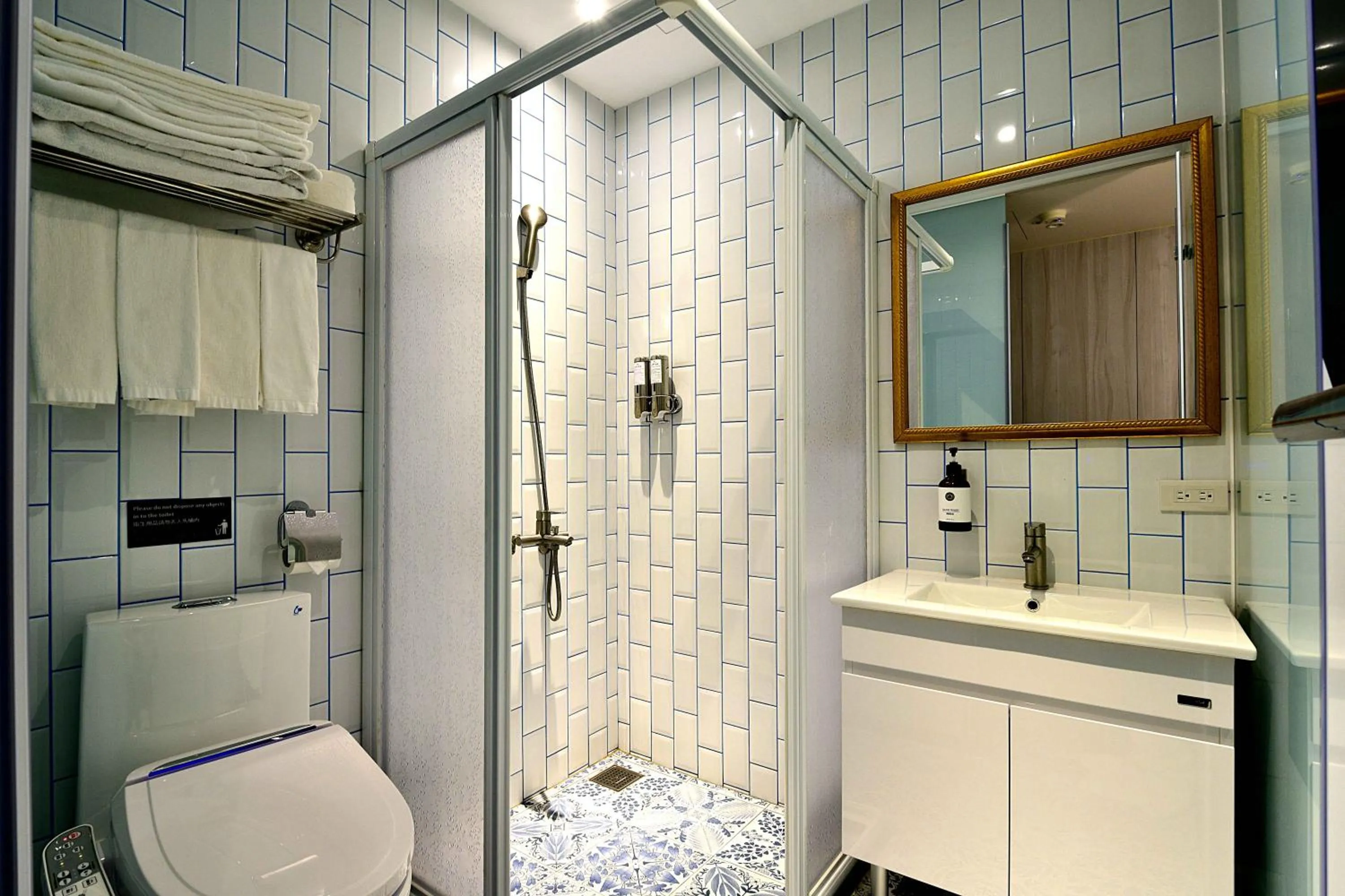 Bathroom in Mayer Inn