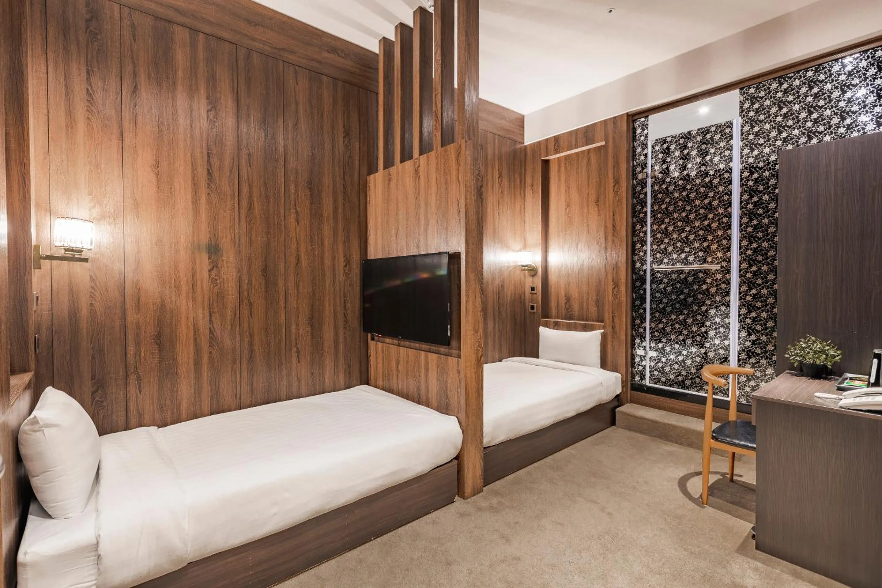 Photo of the whole room, Bed in Mayer Inn