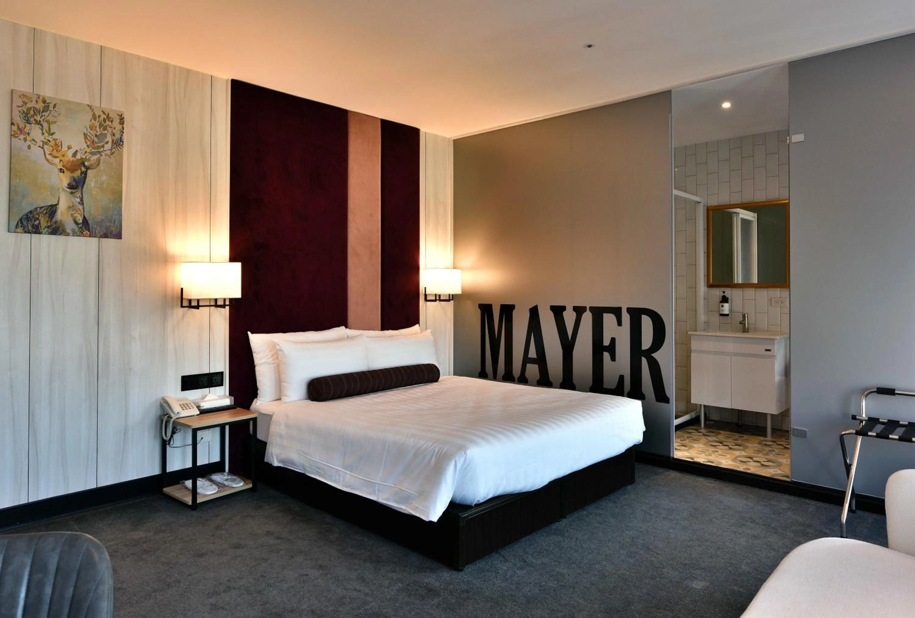 Photo of the whole room, Bed in Mayer Inn