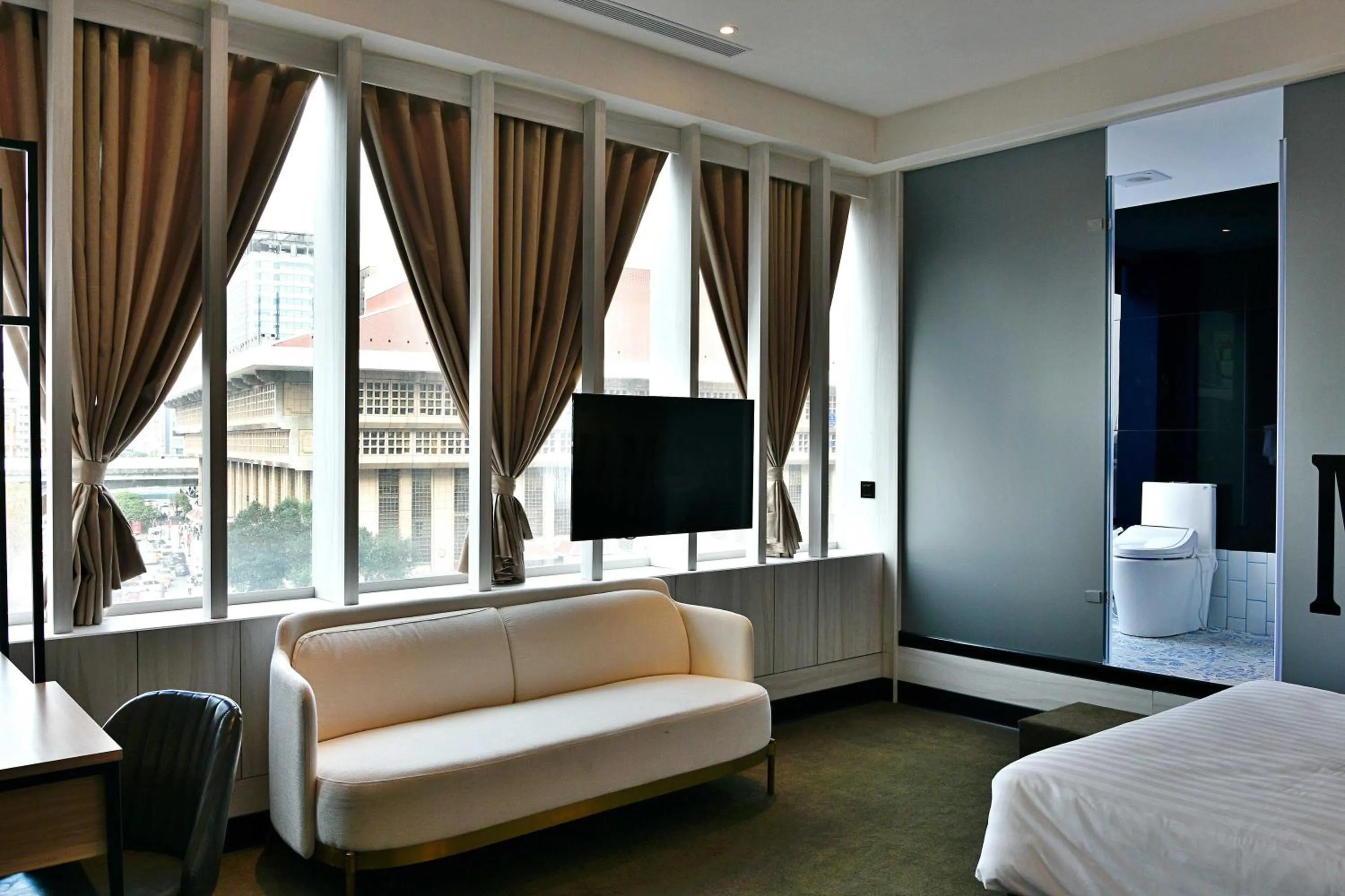 Decorative detail, Bed in Mayer Inn