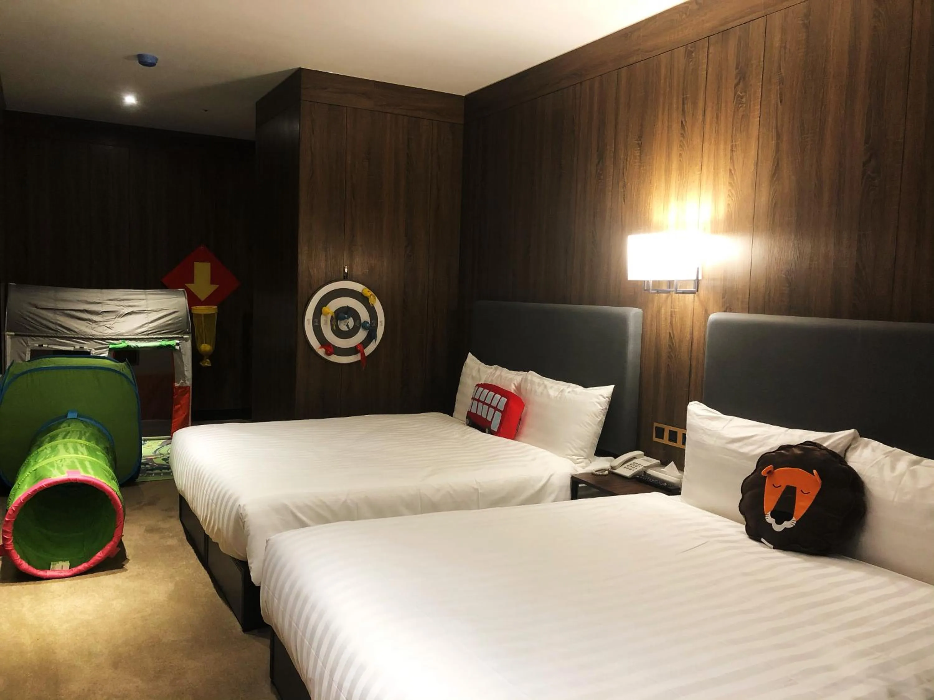 Photo of the whole room, Bed in Mayer Inn