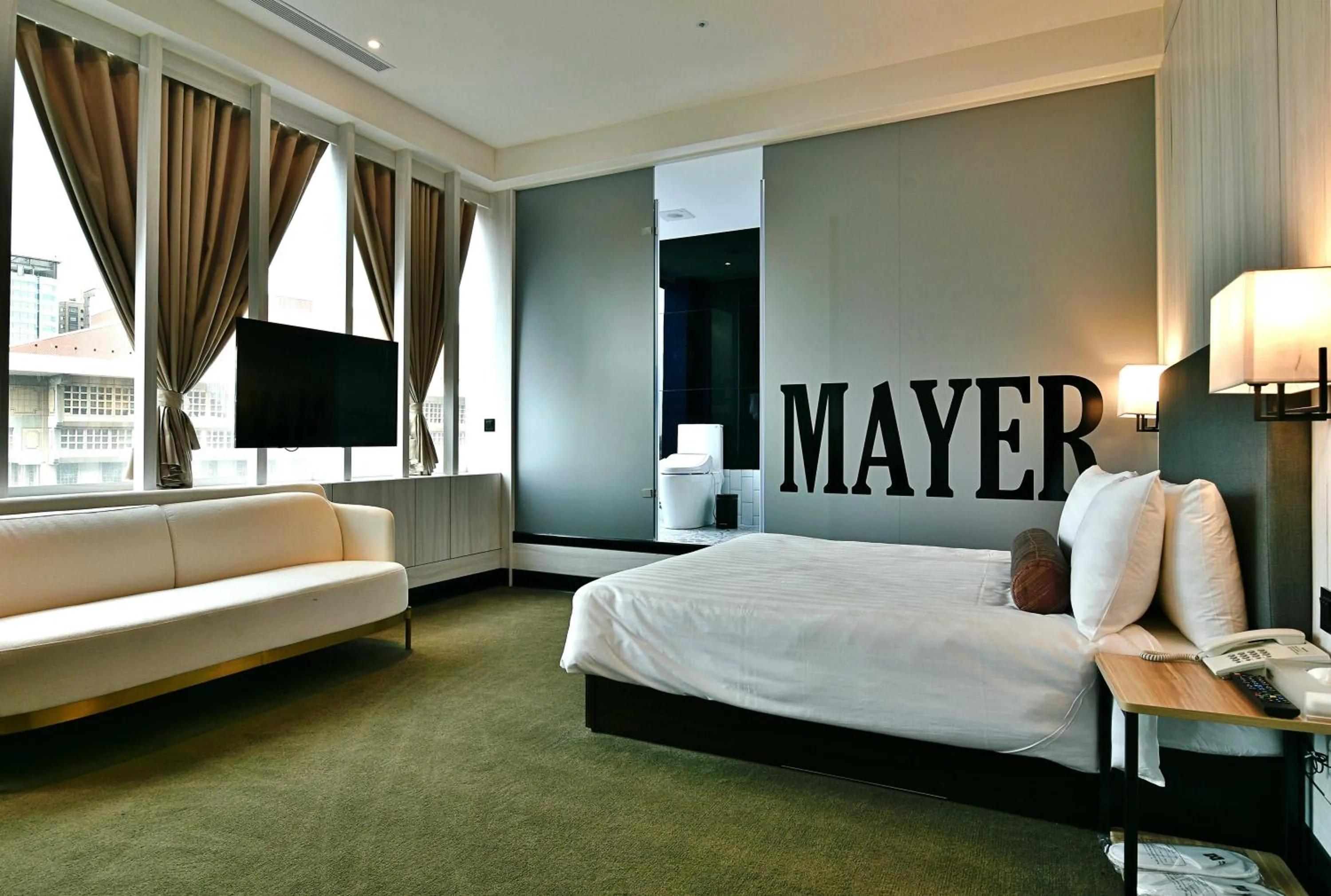 Photo of the whole room, Bed in Mayer Inn