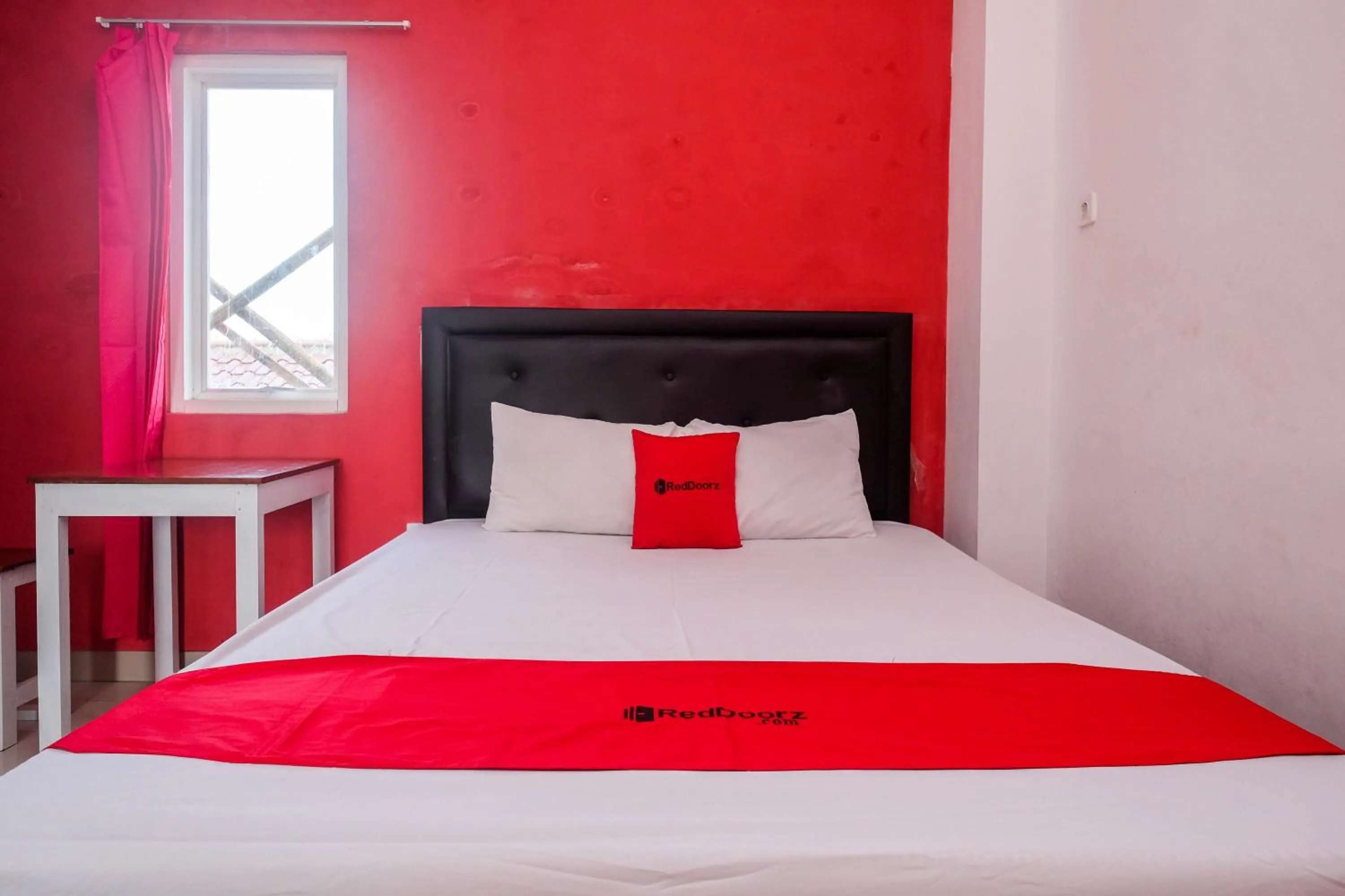 Bedroom, Bed in RedDoorz near Pakuwon Mall Solo Baru