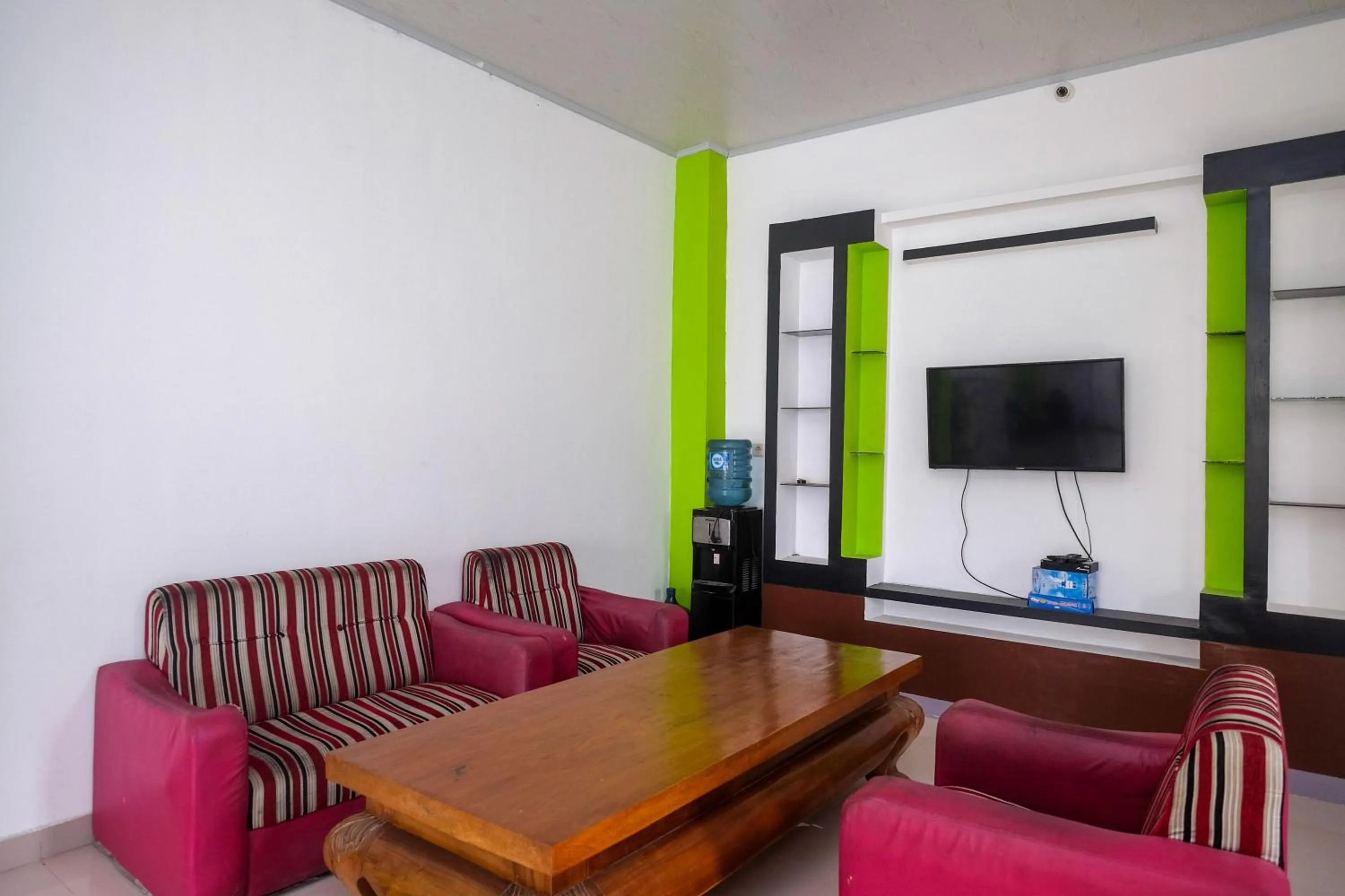 Living room in RedDoorz near Pakuwon Mall Solo Baru