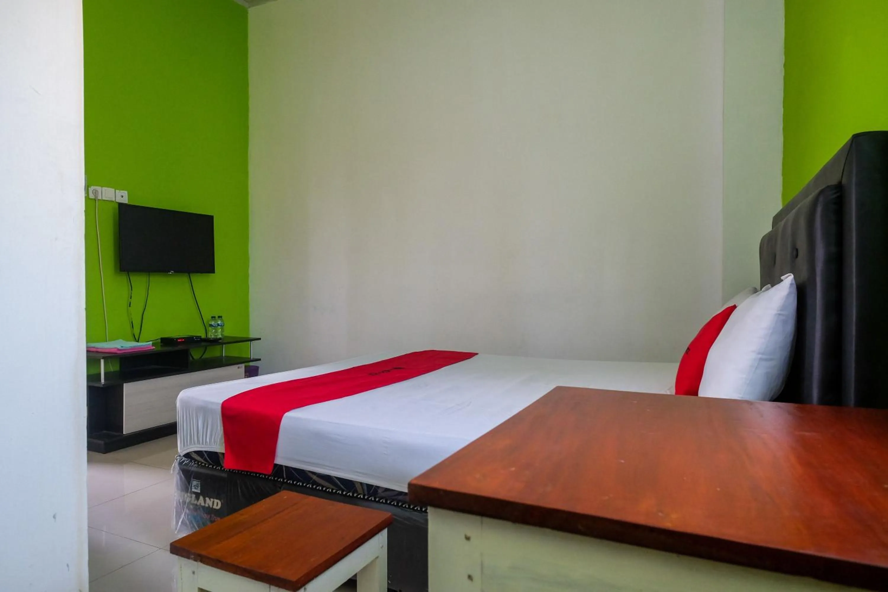 Bedroom, Bed in RedDoorz near Pakuwon Mall Solo Baru